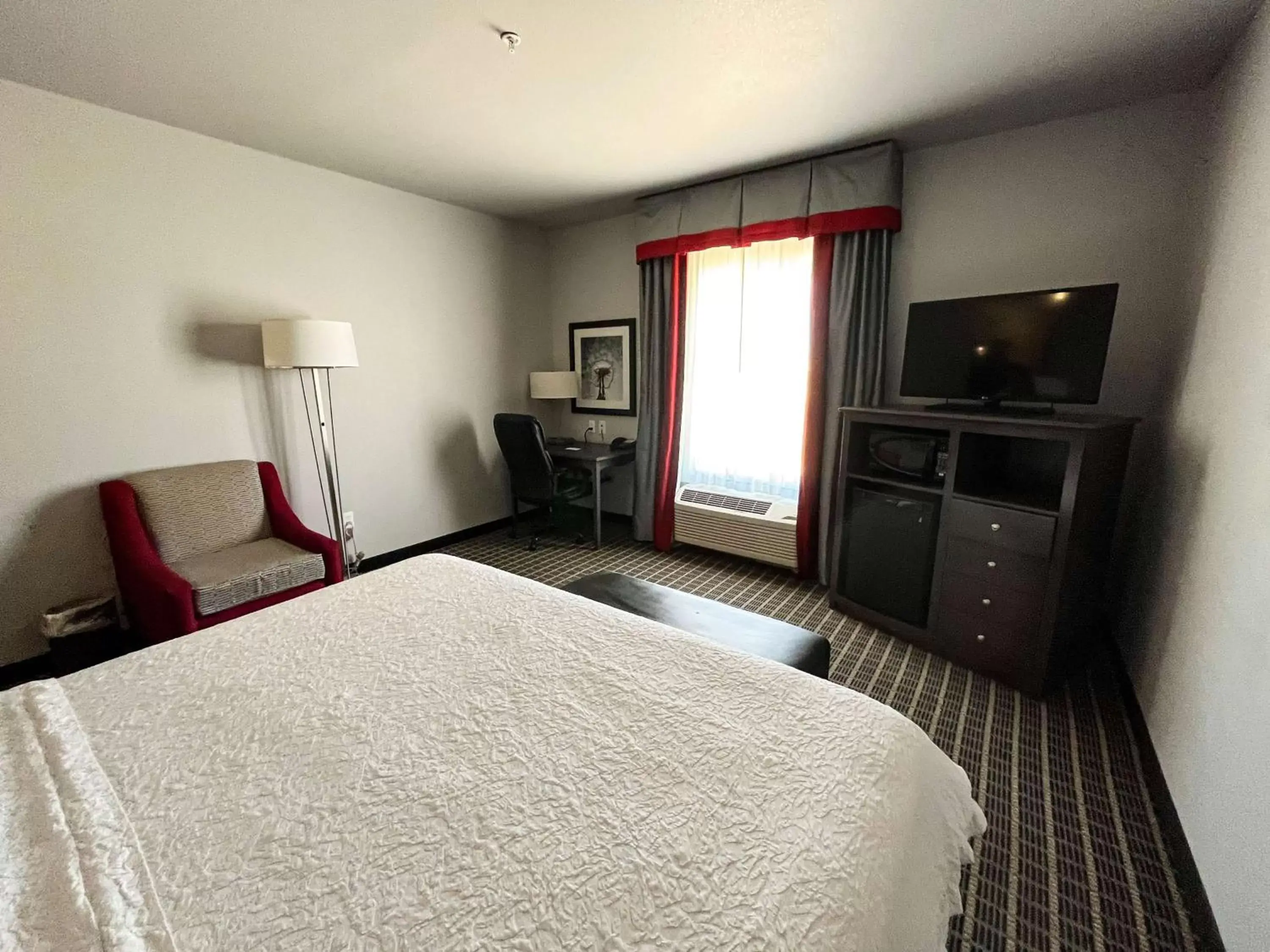 Bedroom, Bed in Studio 6 Suites Pearsall, TX