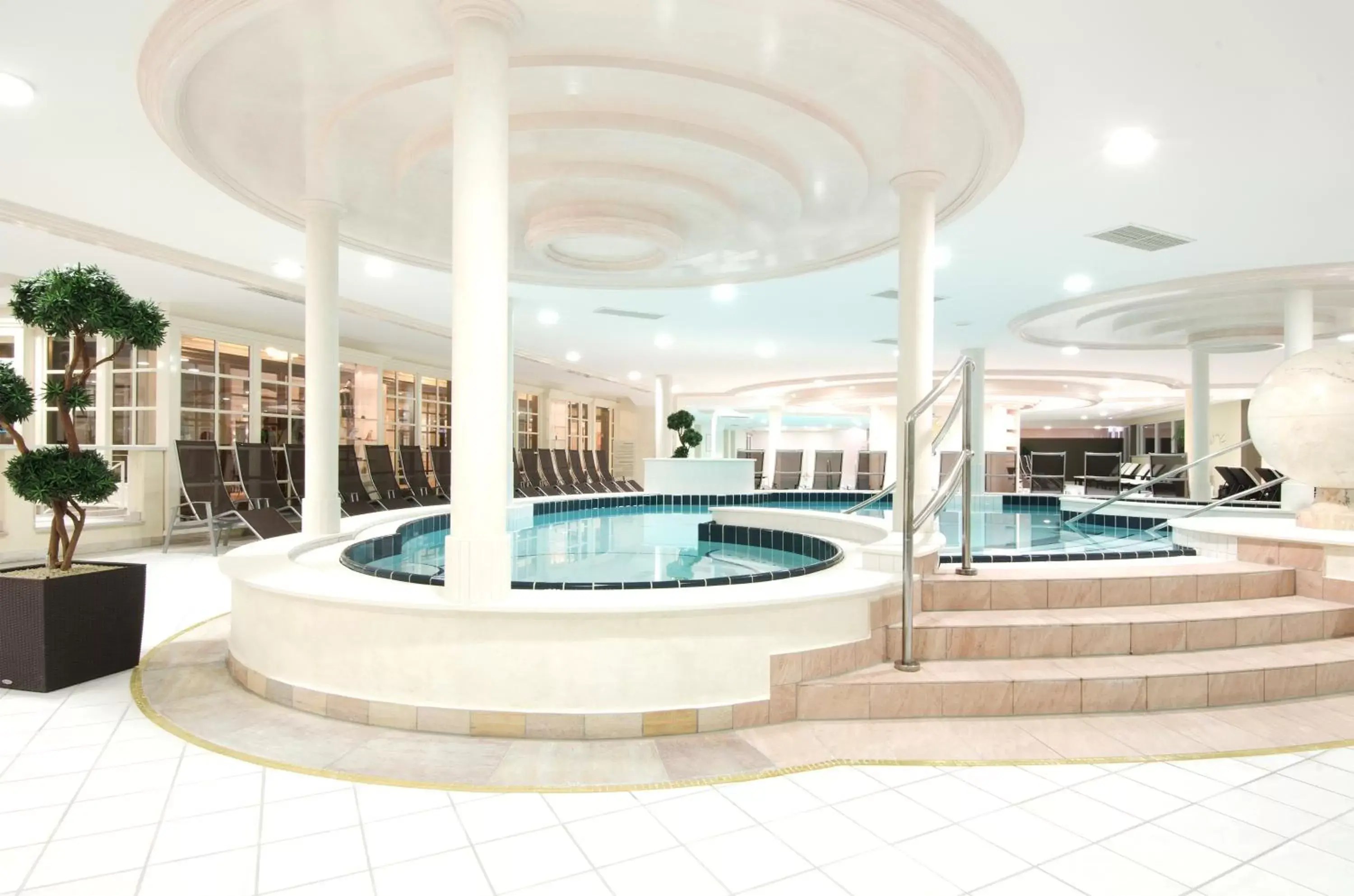 Hot Tub, Swimming Pool in Steigenberger Hotel Der Sonnenhof