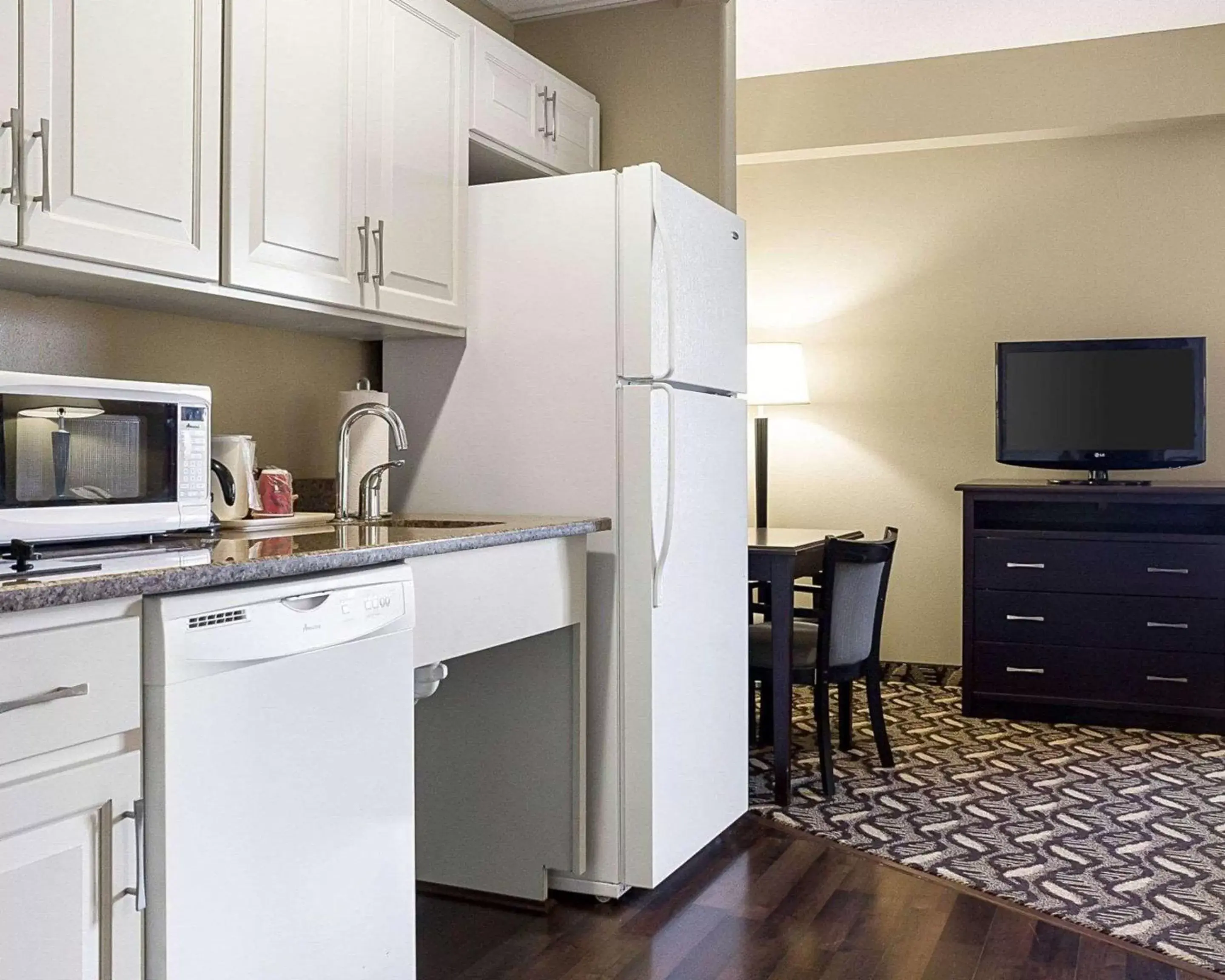 TV and multimedia, Kitchen/Kitchenette in MainStay Suites Bismarck