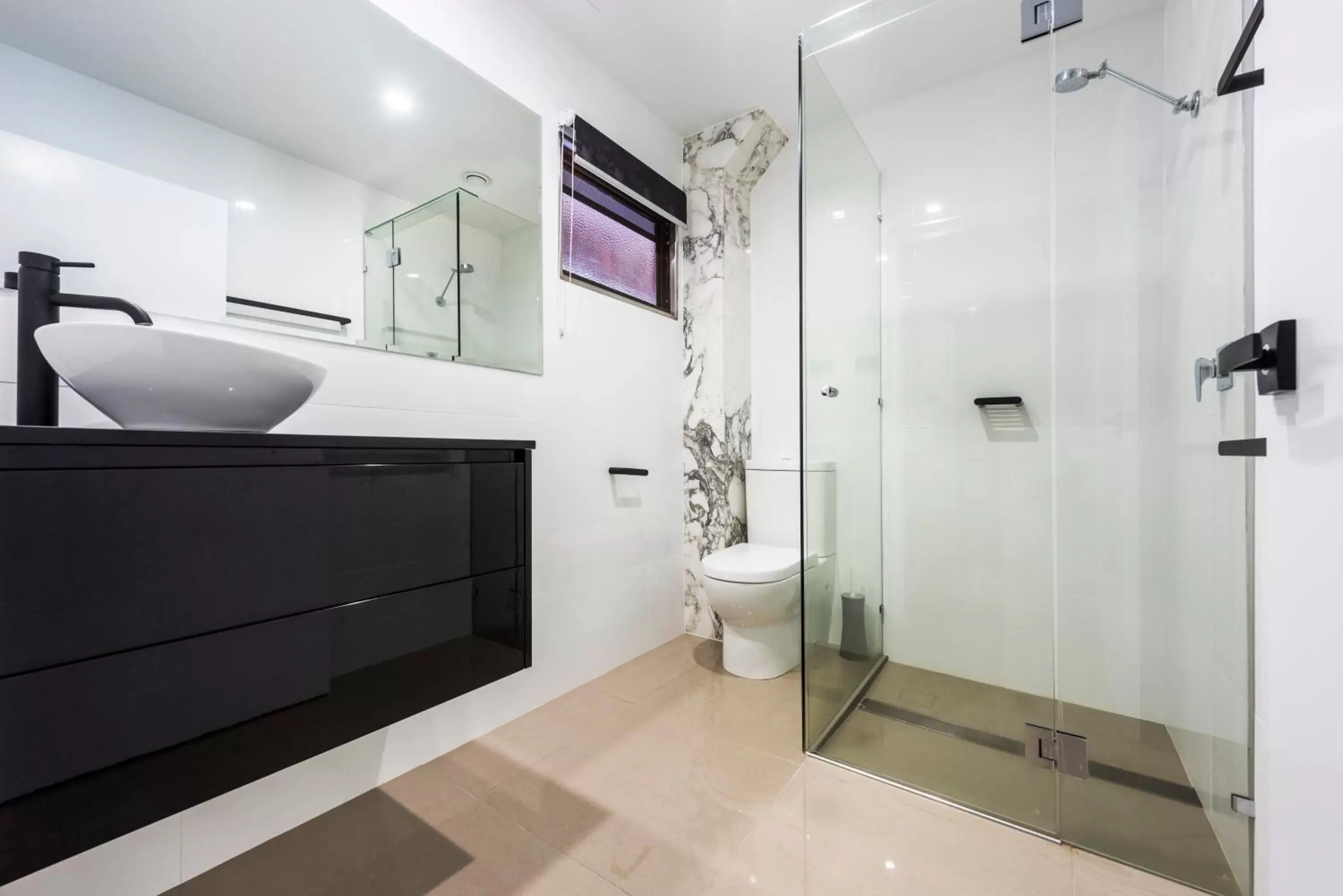 Shower, Bathroom in Abbey Motor Inn
