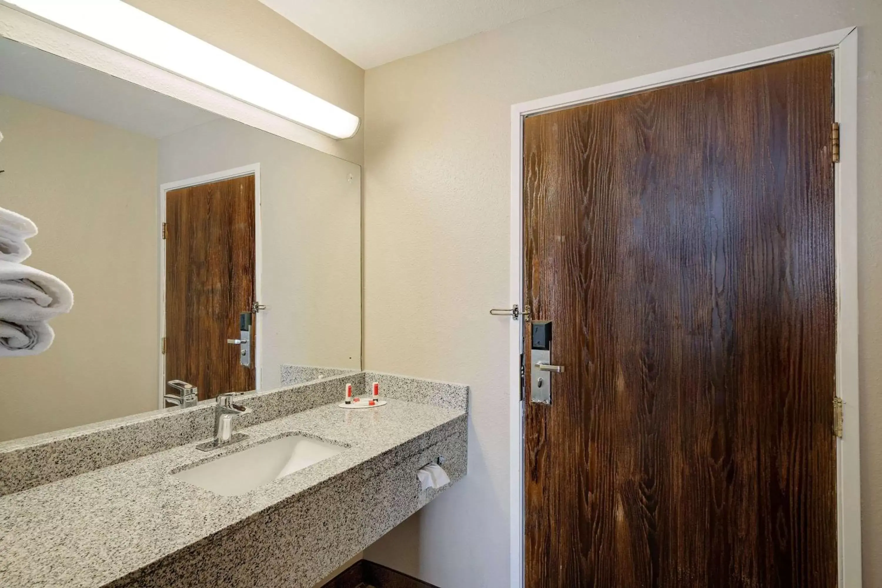 Bathroom in Super 8 by Wyndham Lexington Hamburg Area