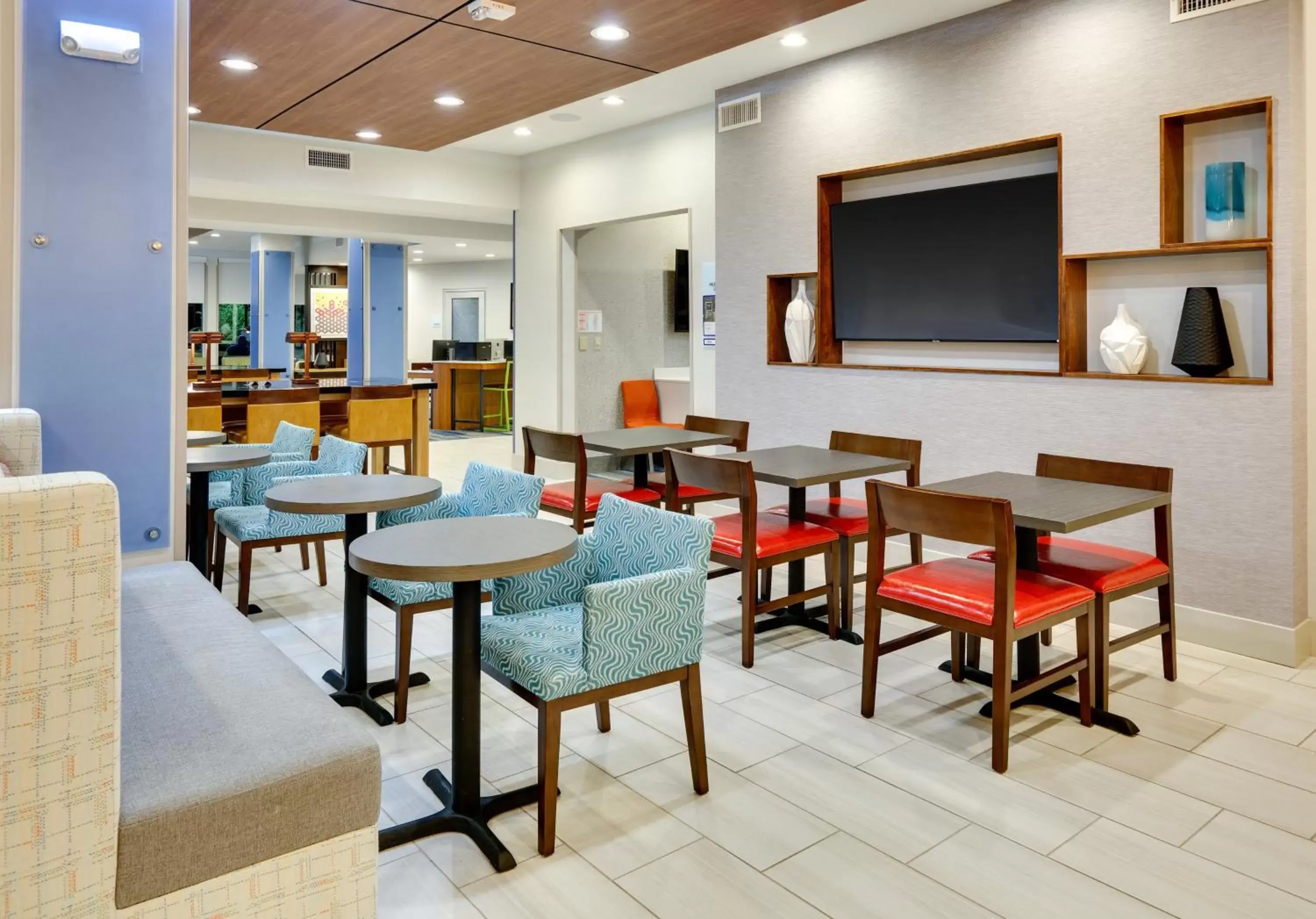 Breakfast, Lounge/Bar in Holiday Inn Express & Suites - Farmers Branch, an IHG Hotel