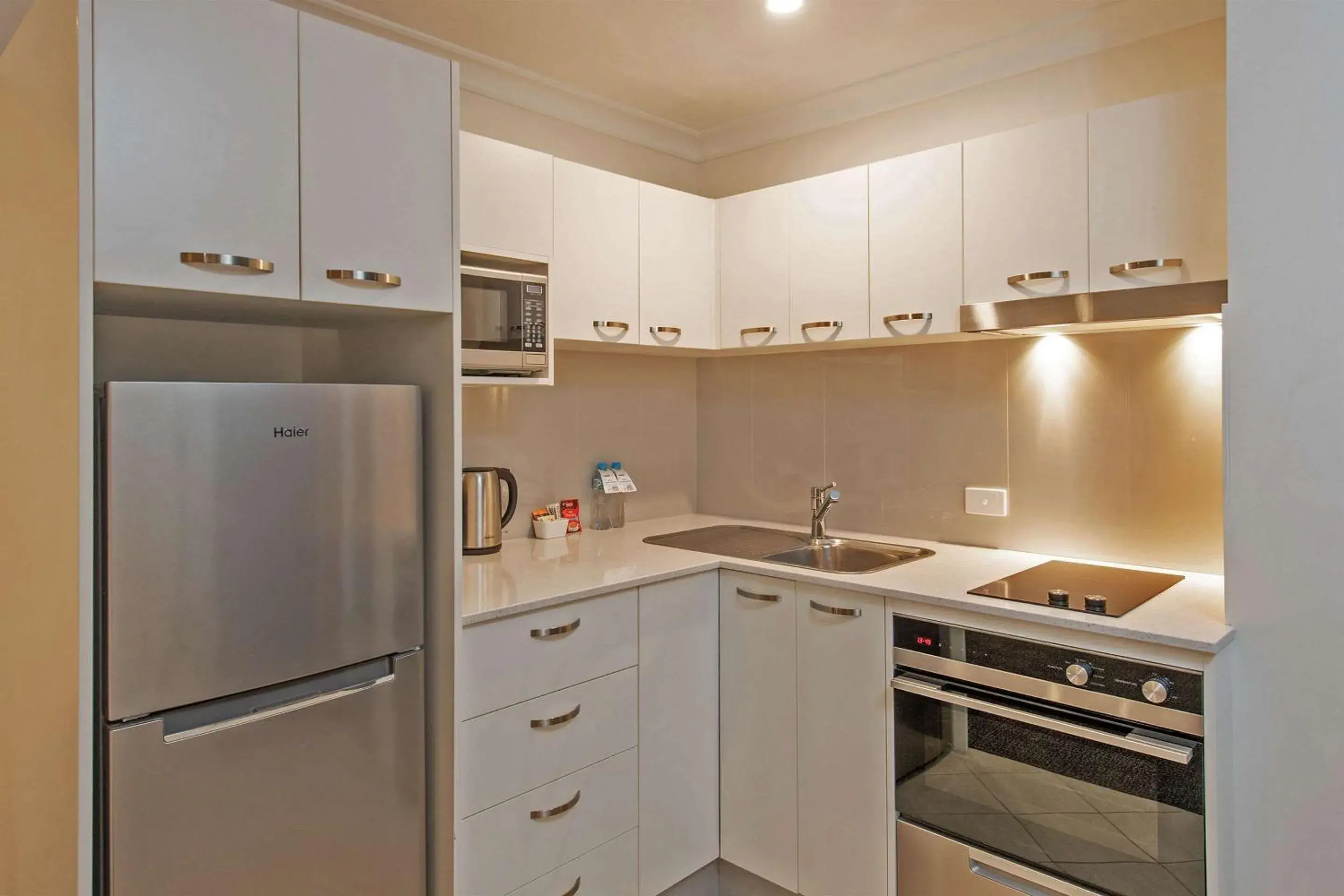 Photo of the whole room, Kitchen/Kitchenette in Quality Apartments Adelaide Central