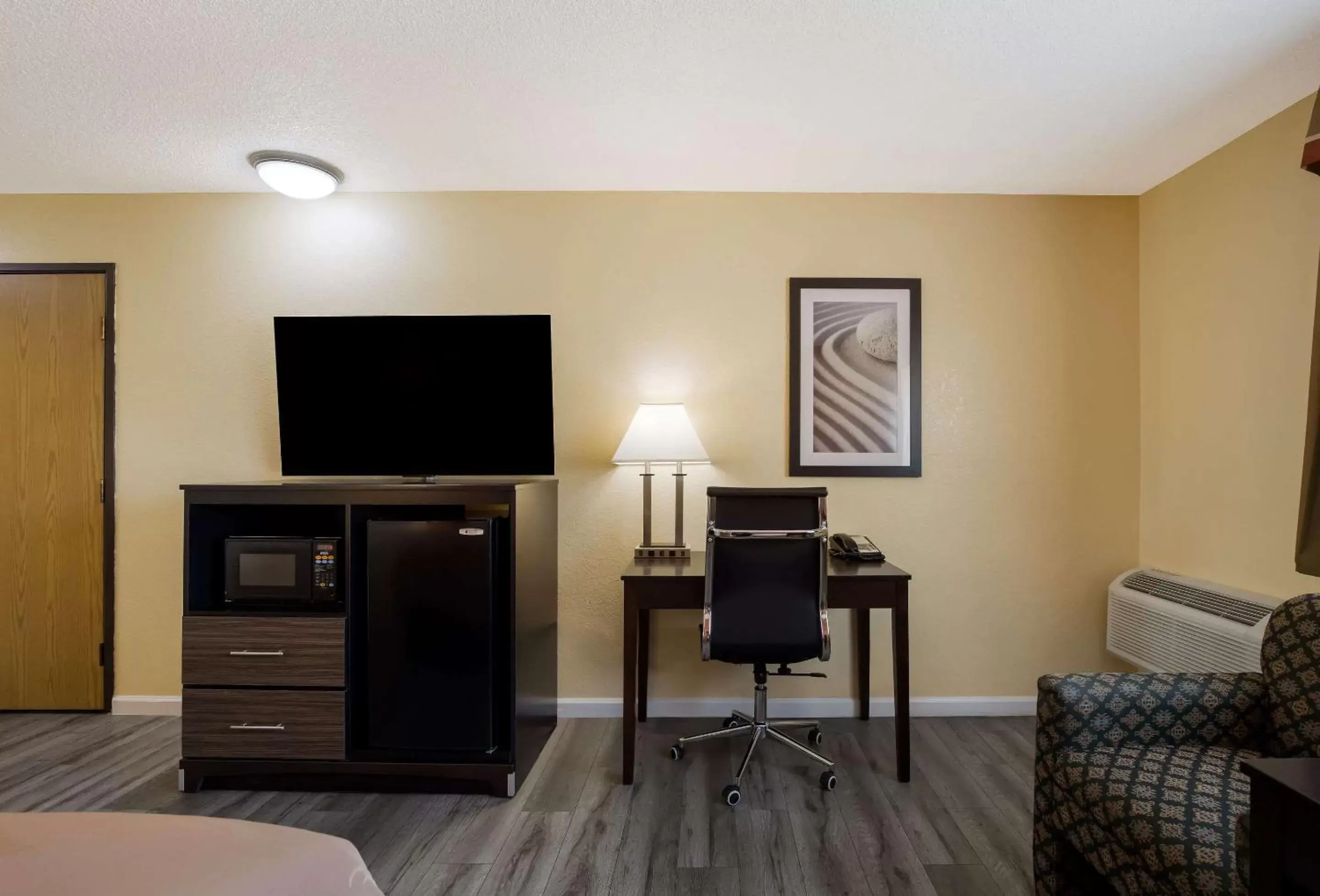 Bedroom, TV/Entertainment Center in Quality Inn & Suites Medford Airport