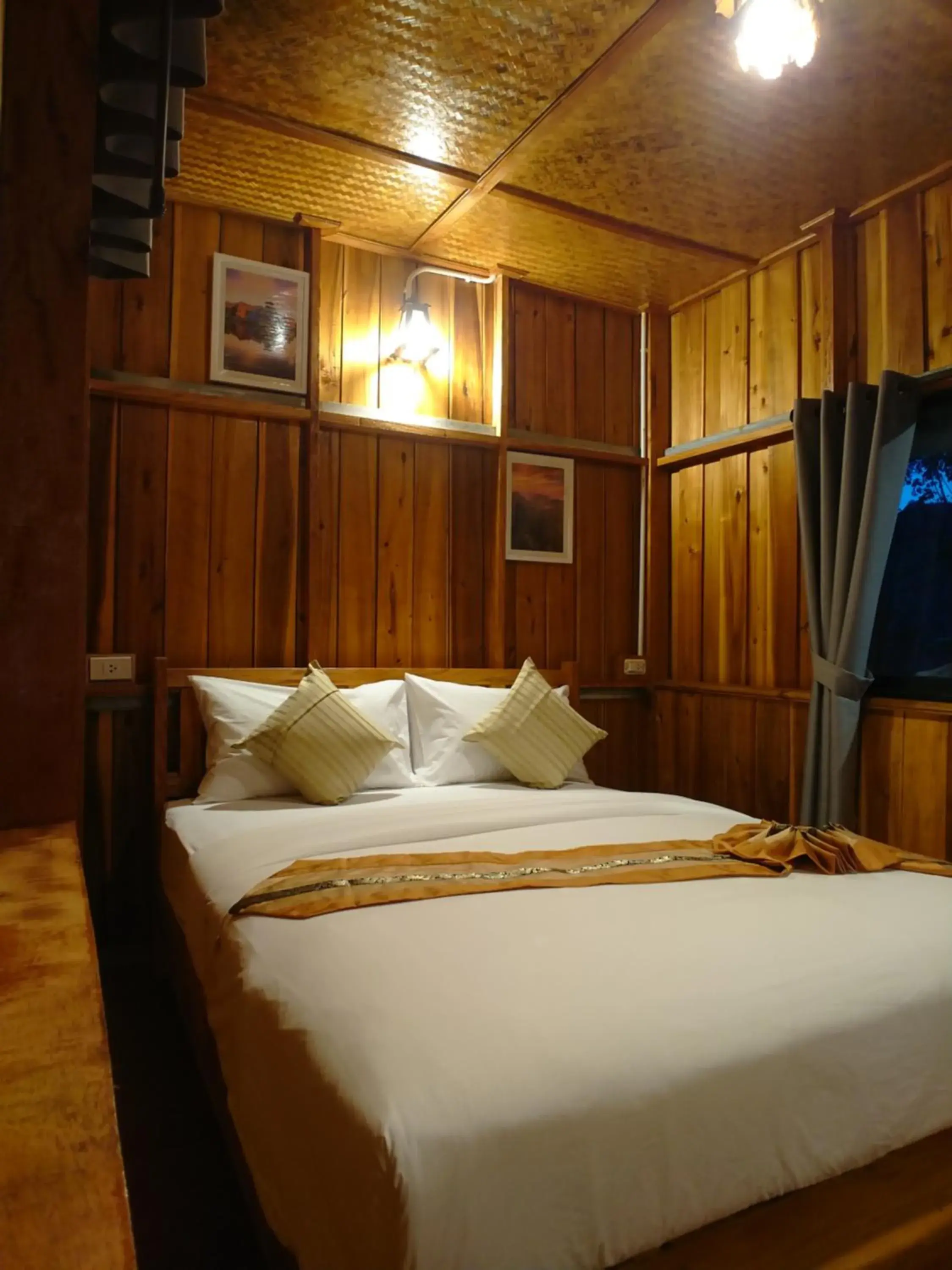 Bed in Lanta Para hut