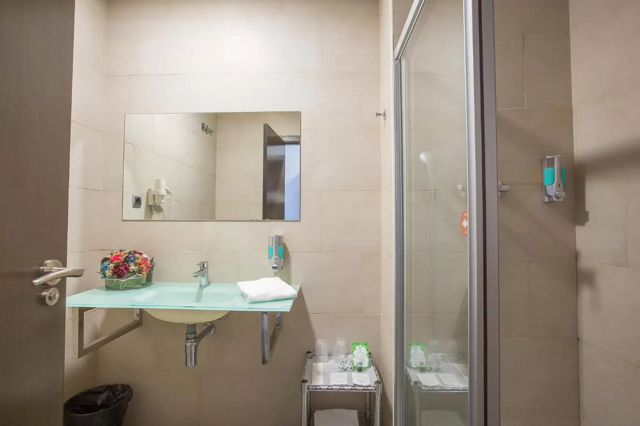 Shower, Bathroom in Hotel Venture Sant Cugat