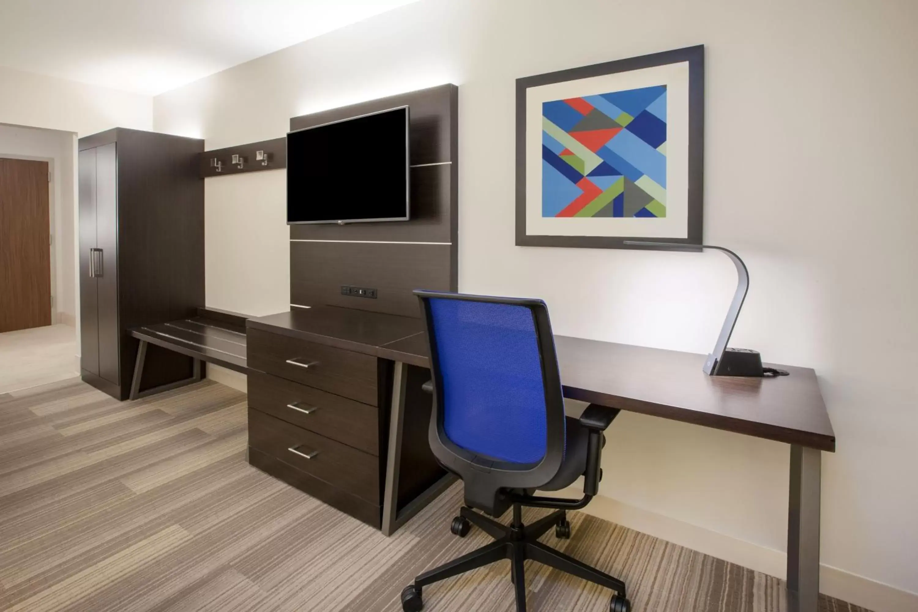 Photo of the whole room, TV/Entertainment Center in Holiday Inn Express & Suites Brunswick, an IHG Hotel
