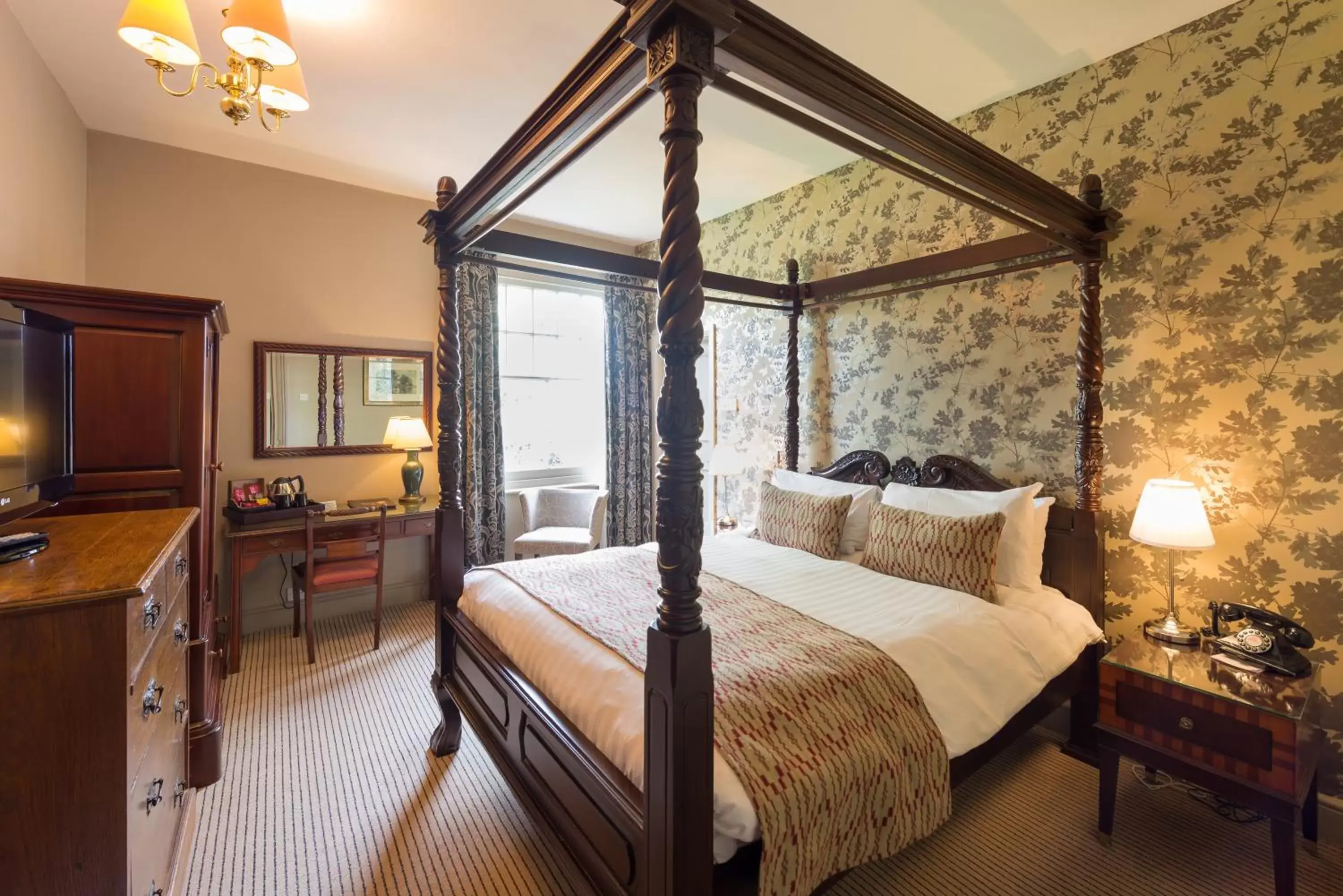 Bedroom, Bed in The Crown Manor House Hotel