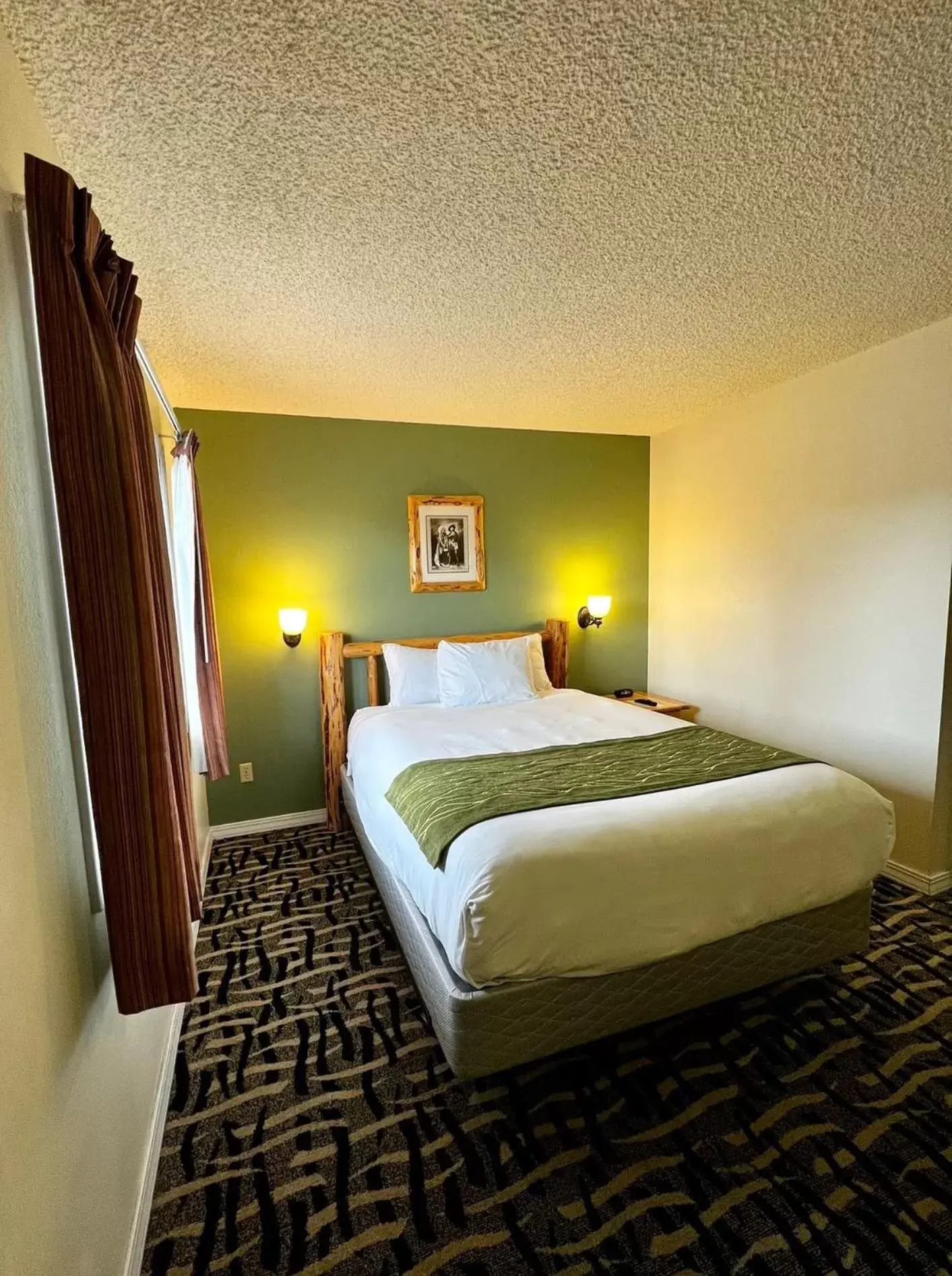 Bed in Cody Legacy Inn & Suites