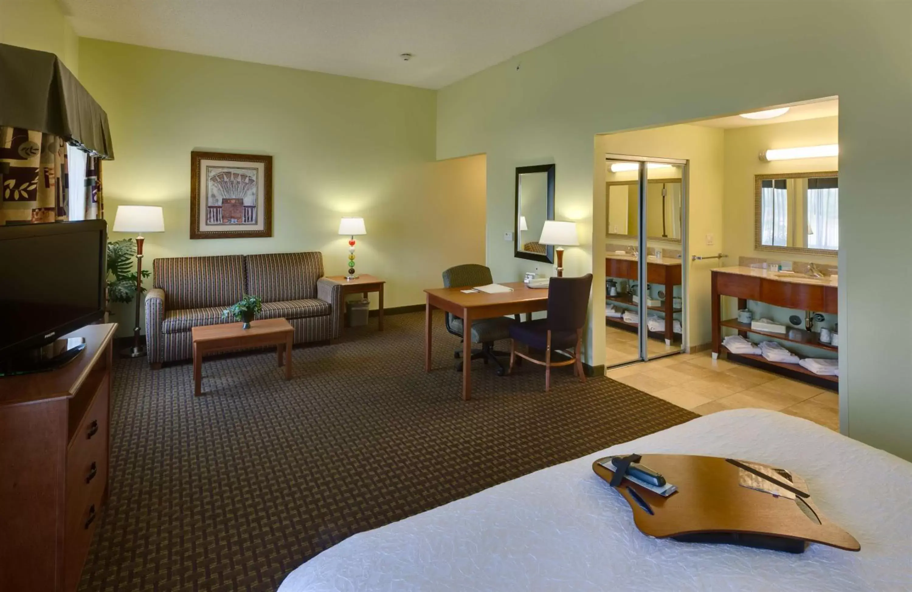 Bed, Seating Area in Hampton Inn & Suites Moline-Quad City Int'l Aprt