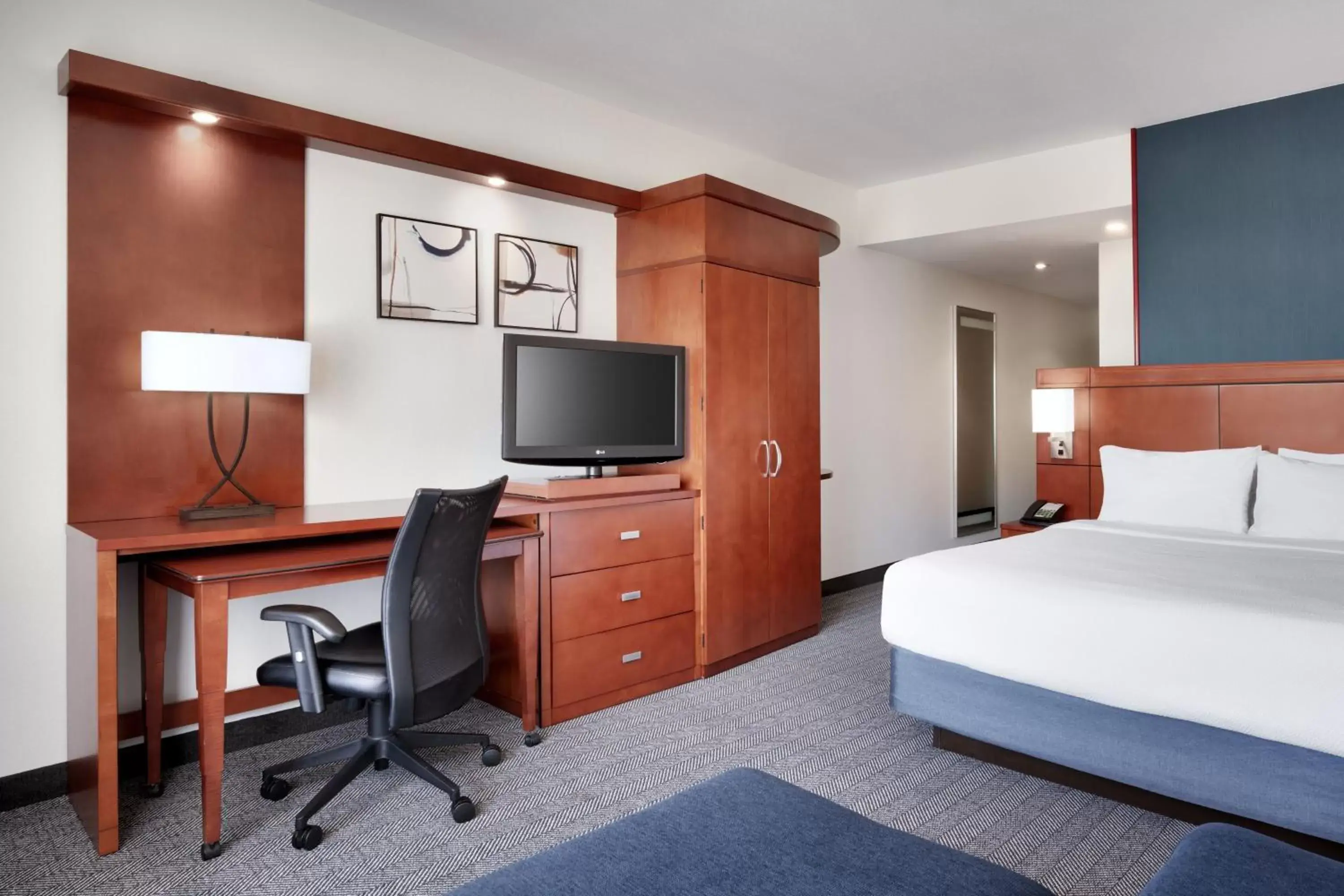 Photo of the whole room, TV/Entertainment Center in Courtyard by Marriott Houston NASA Clear Lake