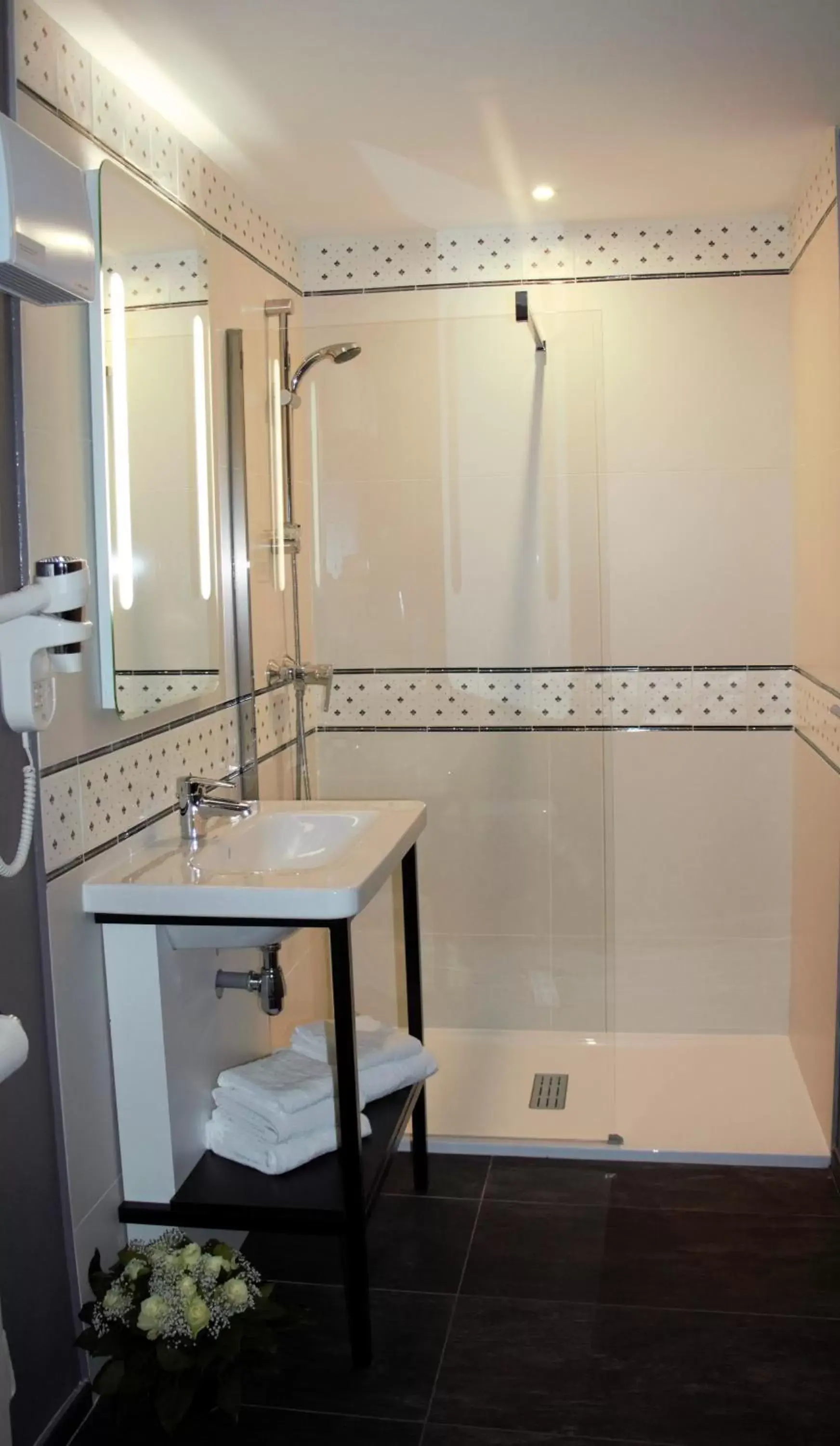 Bathroom in ibis Styles Dinan Centre Ville