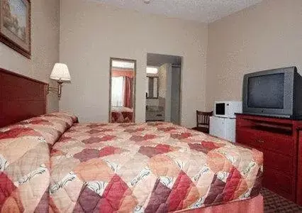 Photo of the whole room, TV/Entertainment Center in Americas Best Value Inn Smithtown/Long Island