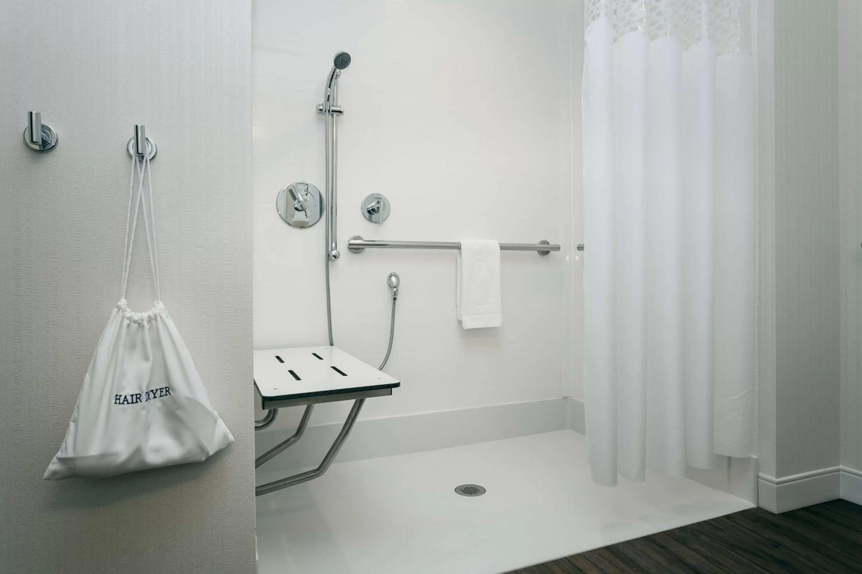 Bathroom in Hampton Inn & Suites by Hilton Seattle/Northgate