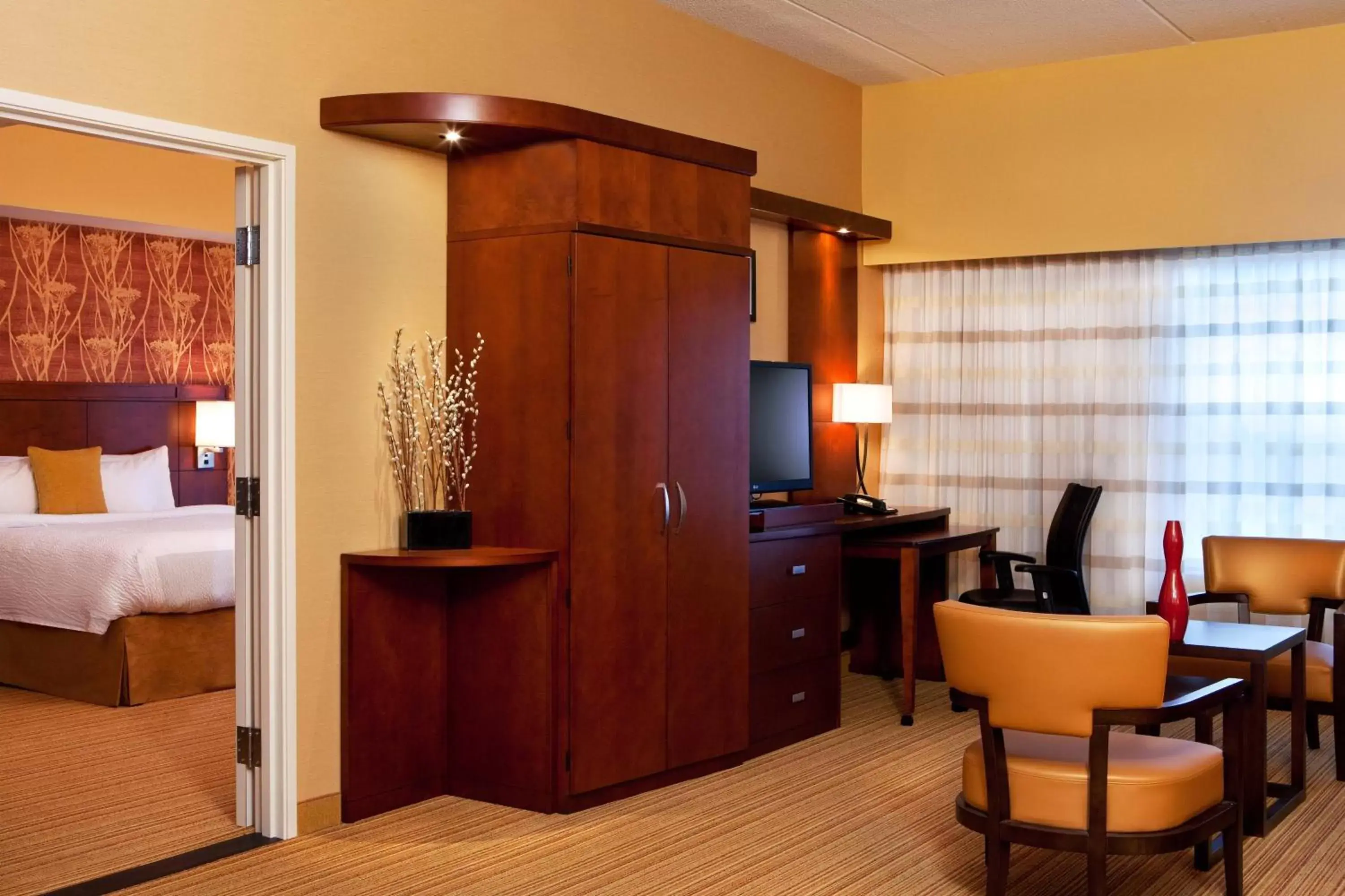 Bedroom, TV/Entertainment Center in Courtyard by Marriott Syracuse Downtown at Armory Square