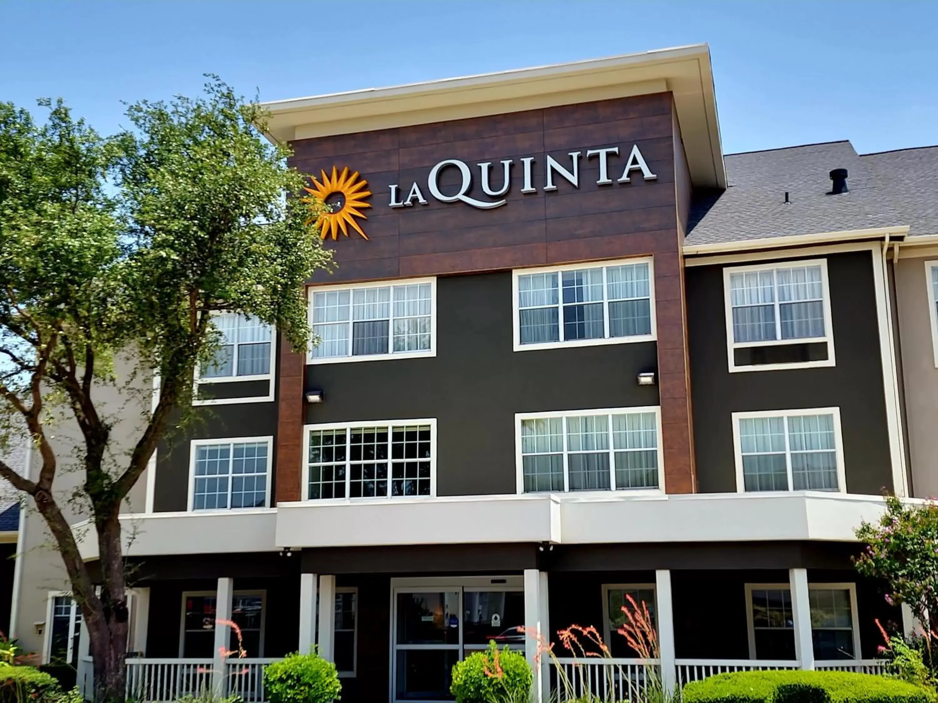 Property Building in La Quinta by Wyndham Rockwall