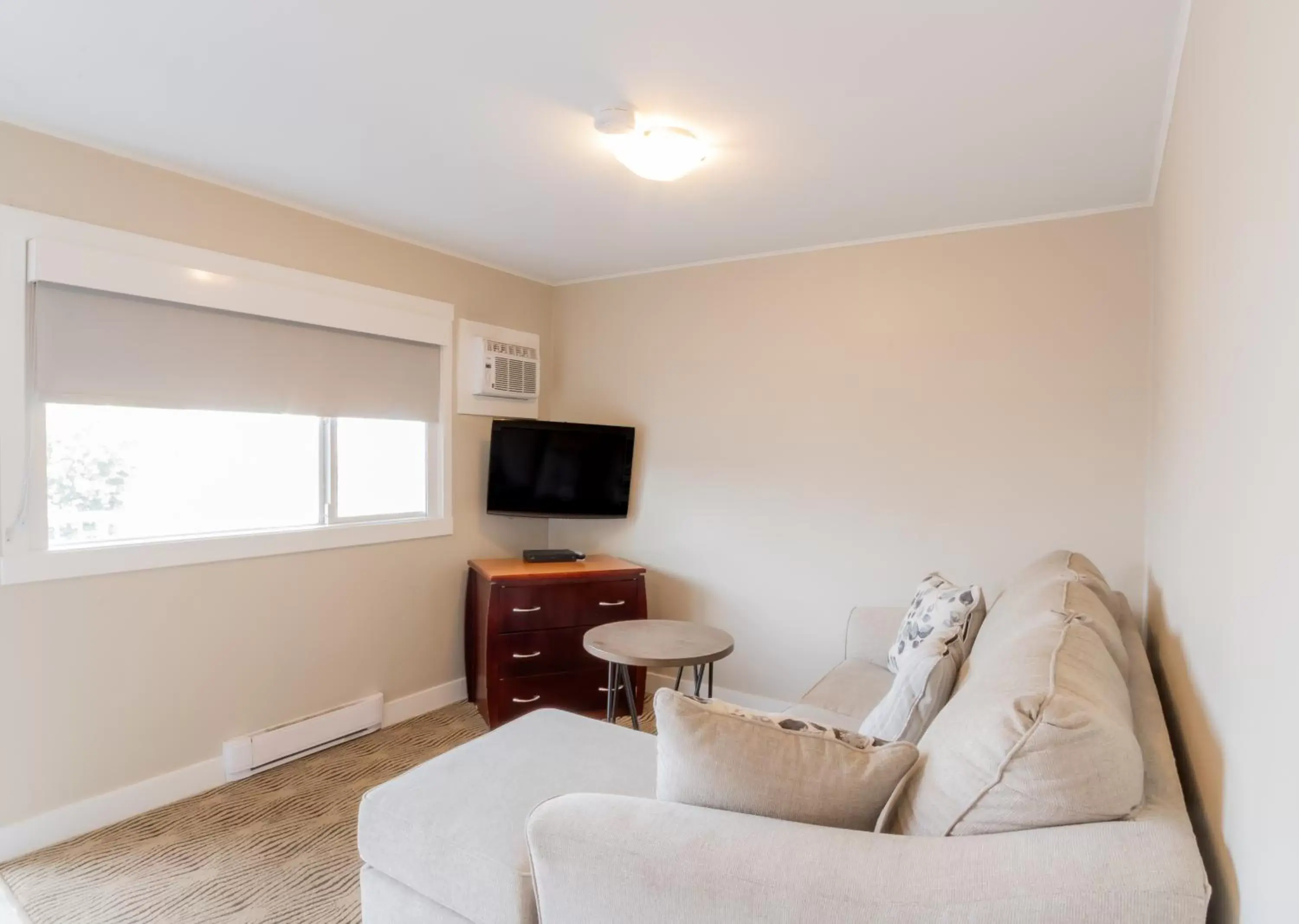 Living room, Seating Area in Scott's Inn & Suites