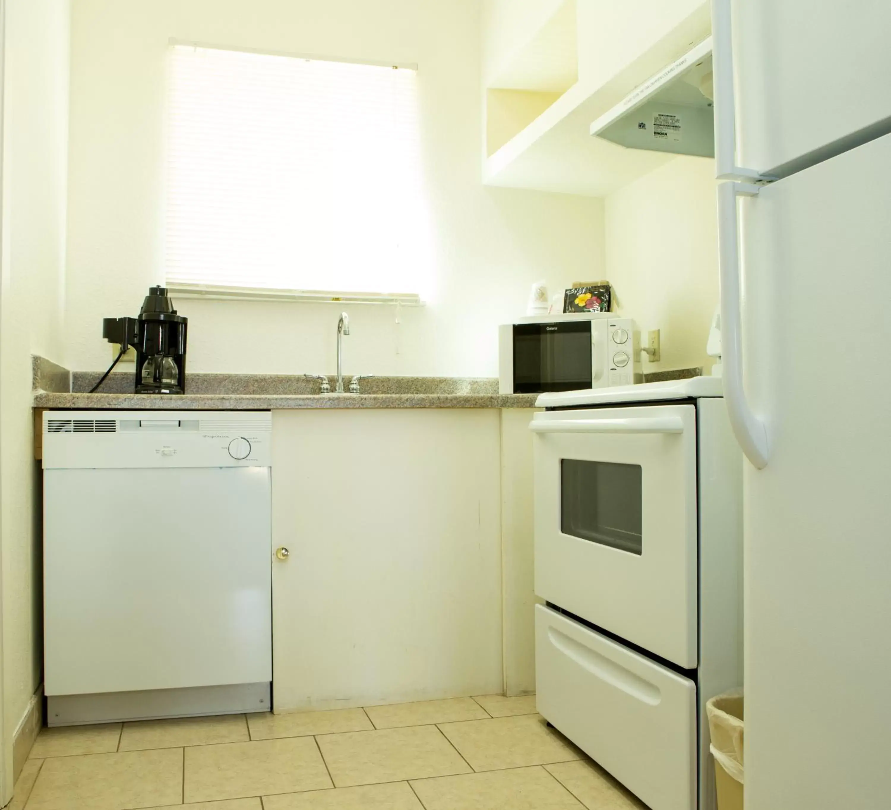 Kitchen or kitchenette, Kitchen/Kitchenette in Sands Inn & Suites