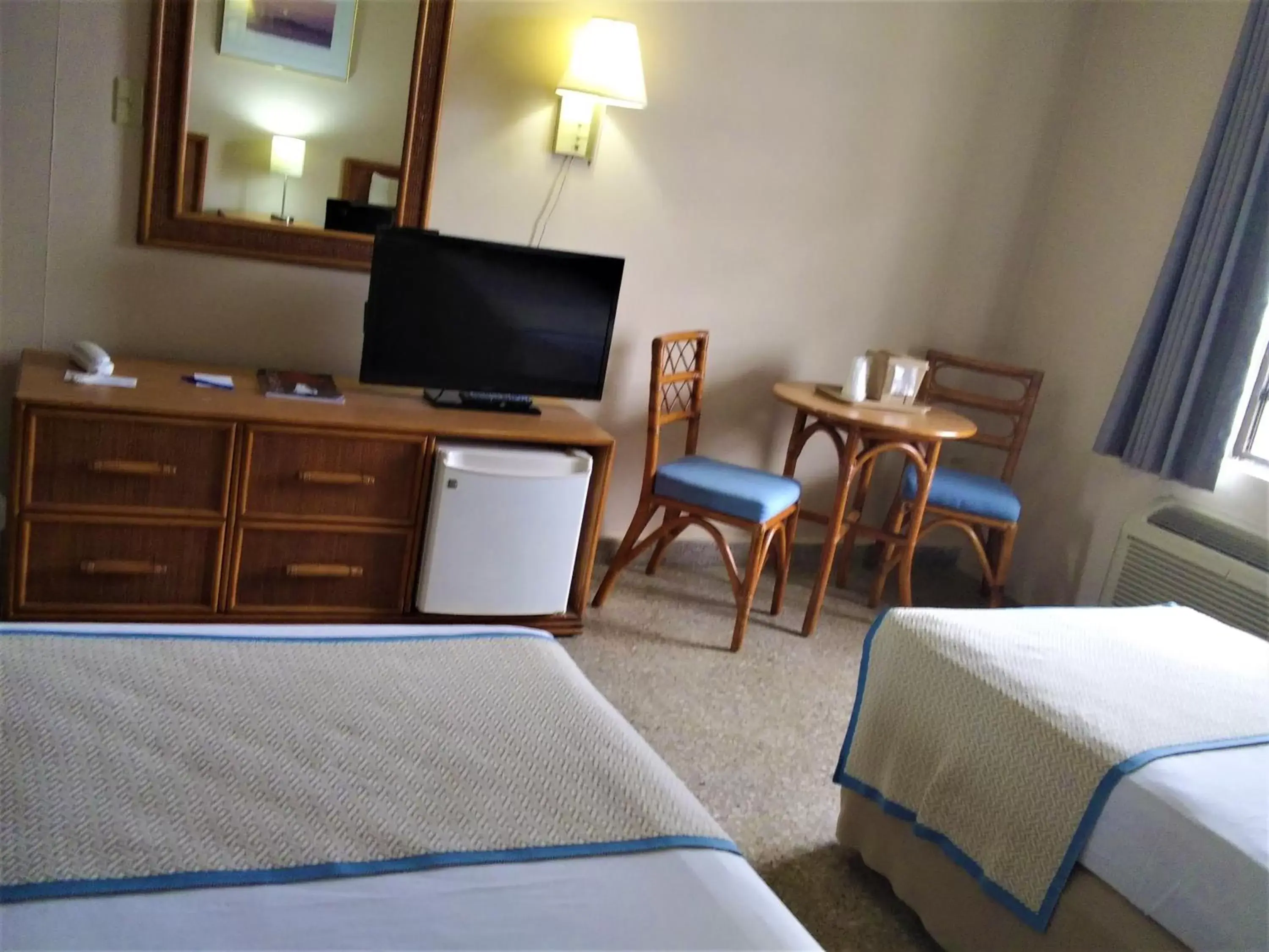 Bedroom, TV/Entertainment Center in Canario Lagoon Hotel