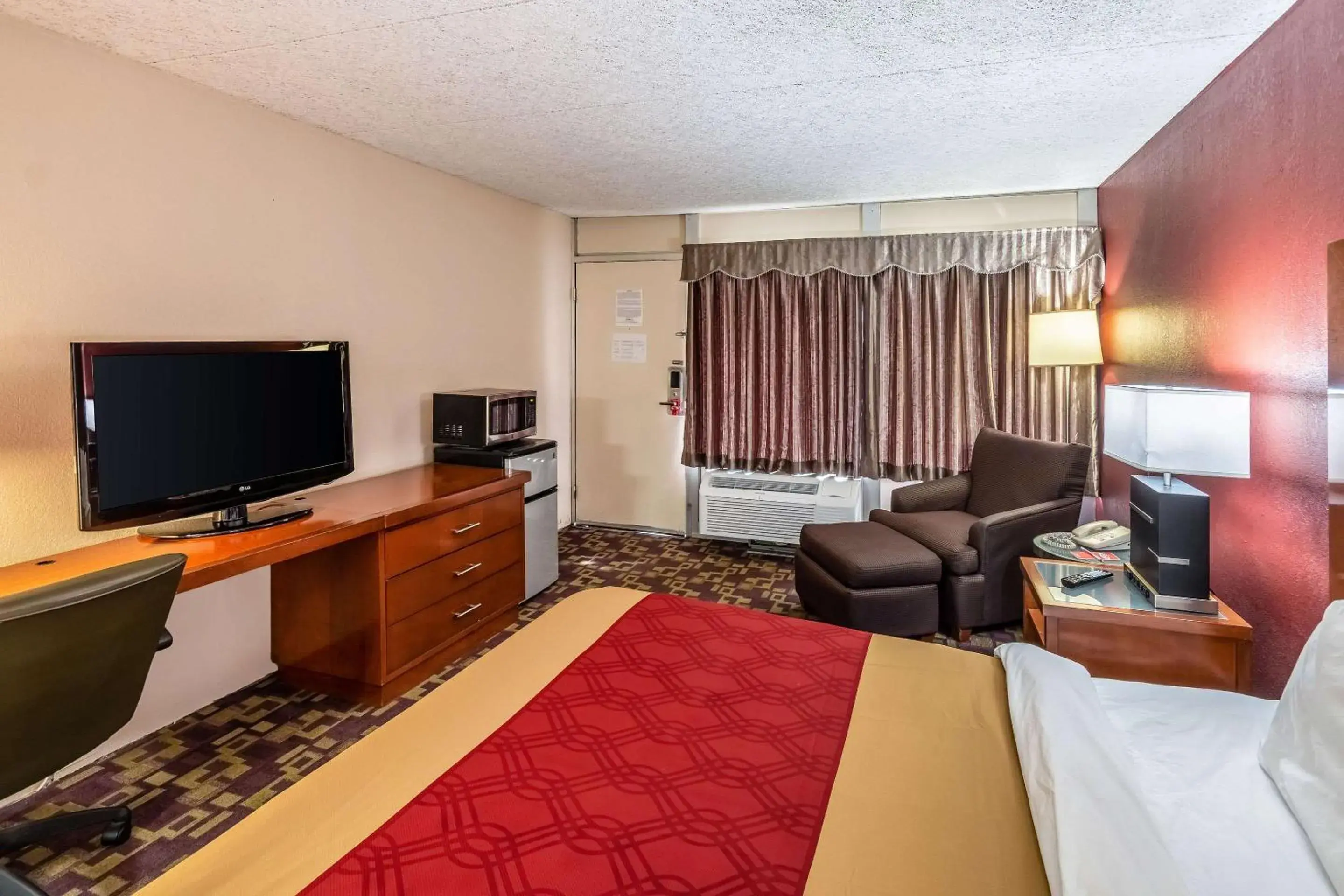 Photo of the whole room, TV/Entertainment Center in Econo Lodge