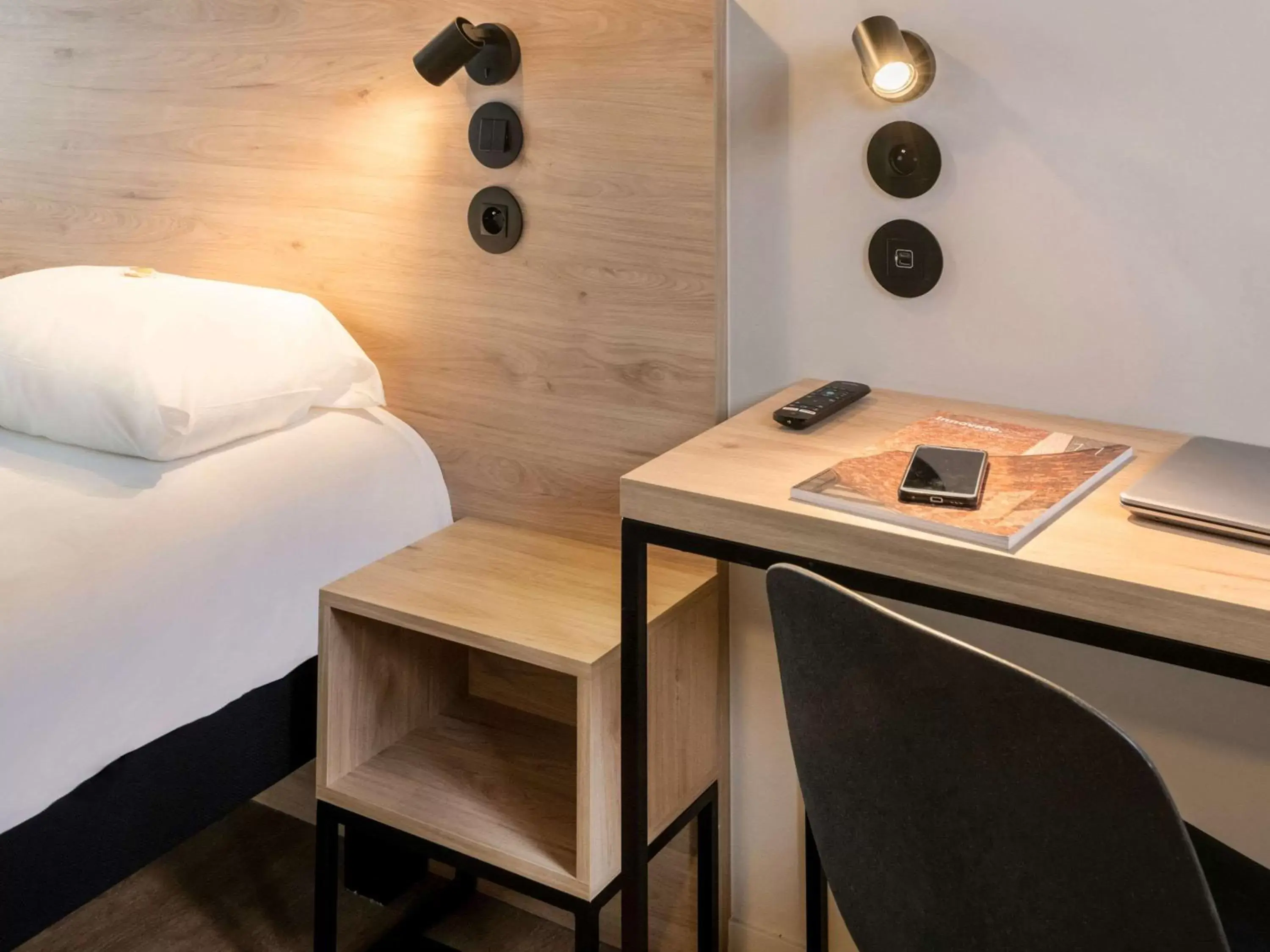 Bedroom, Seating Area in ibis Styles Namur