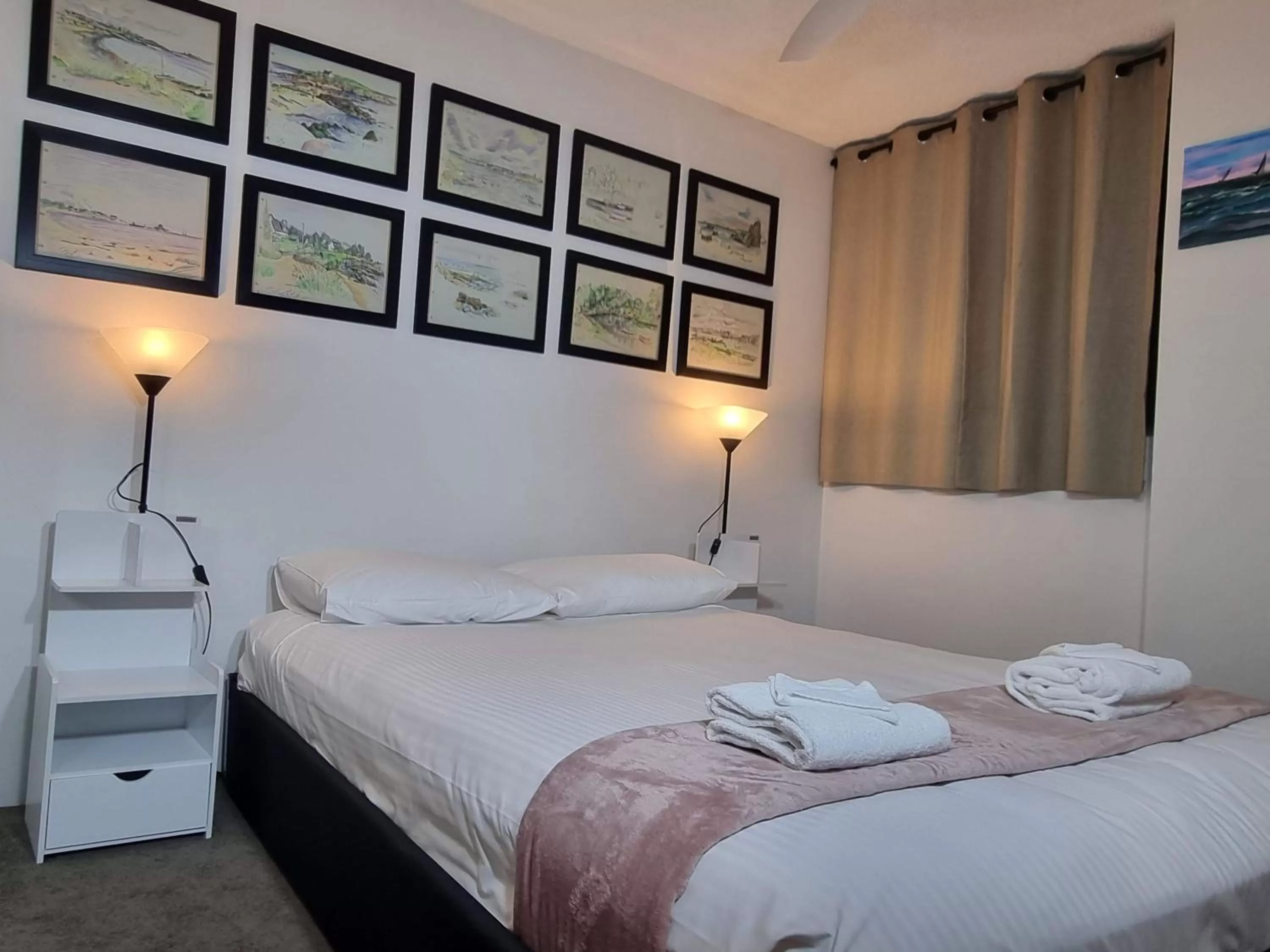 Bed in Tradewinds Apartments