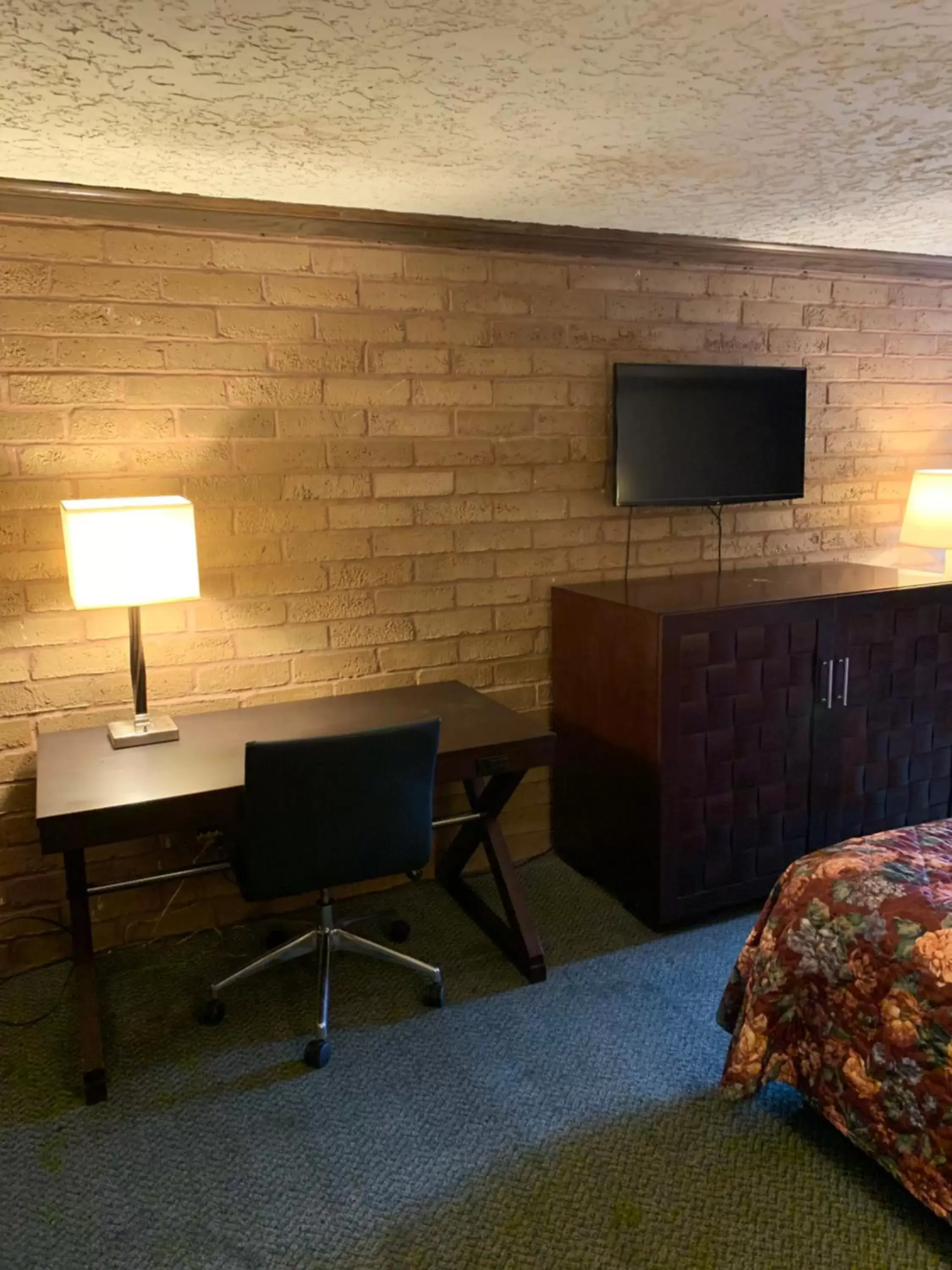 Bed, TV/Entertainment Center in Rittiman Inn and Suites