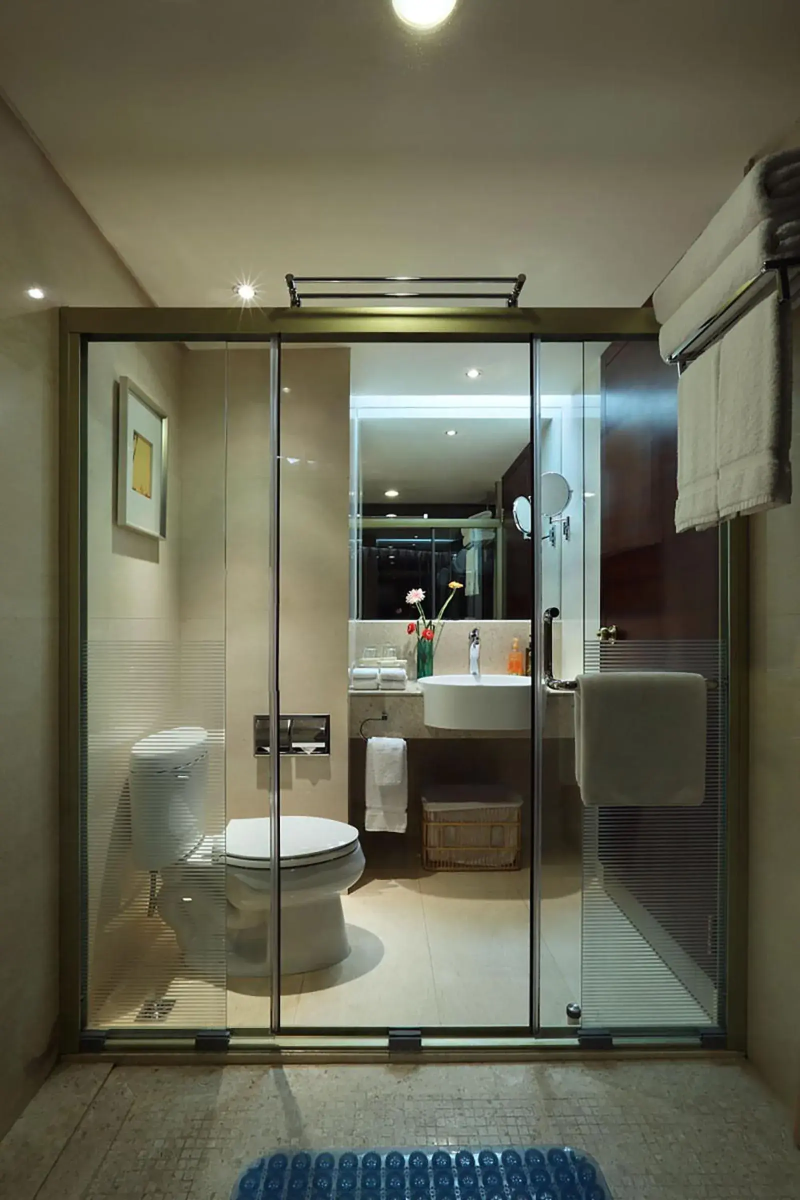Shower, Bathroom in Kunming Haitian Hotel