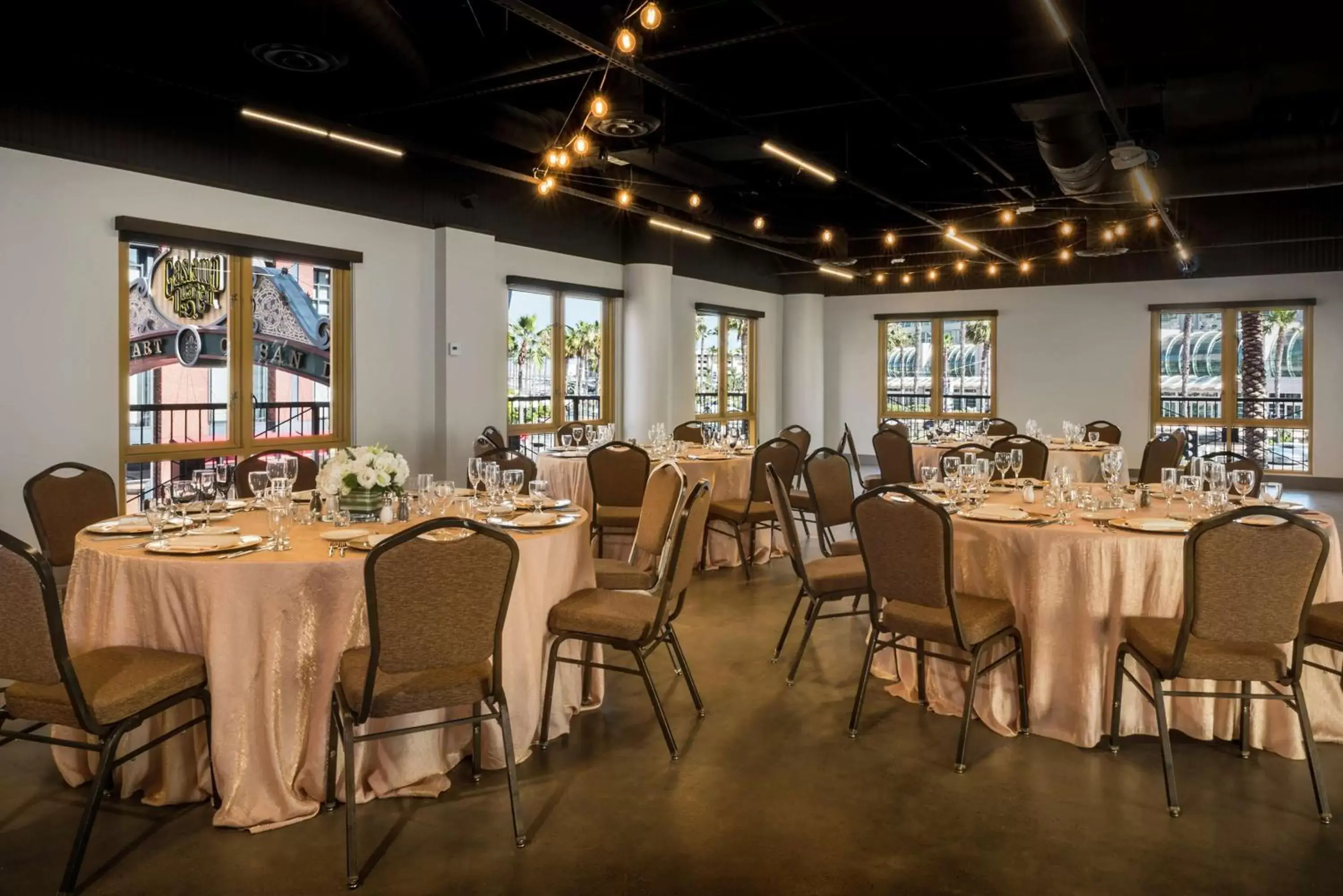 Meeting/conference room, Restaurant/Places to Eat in Hilton San Diego Gaslamp Quarter