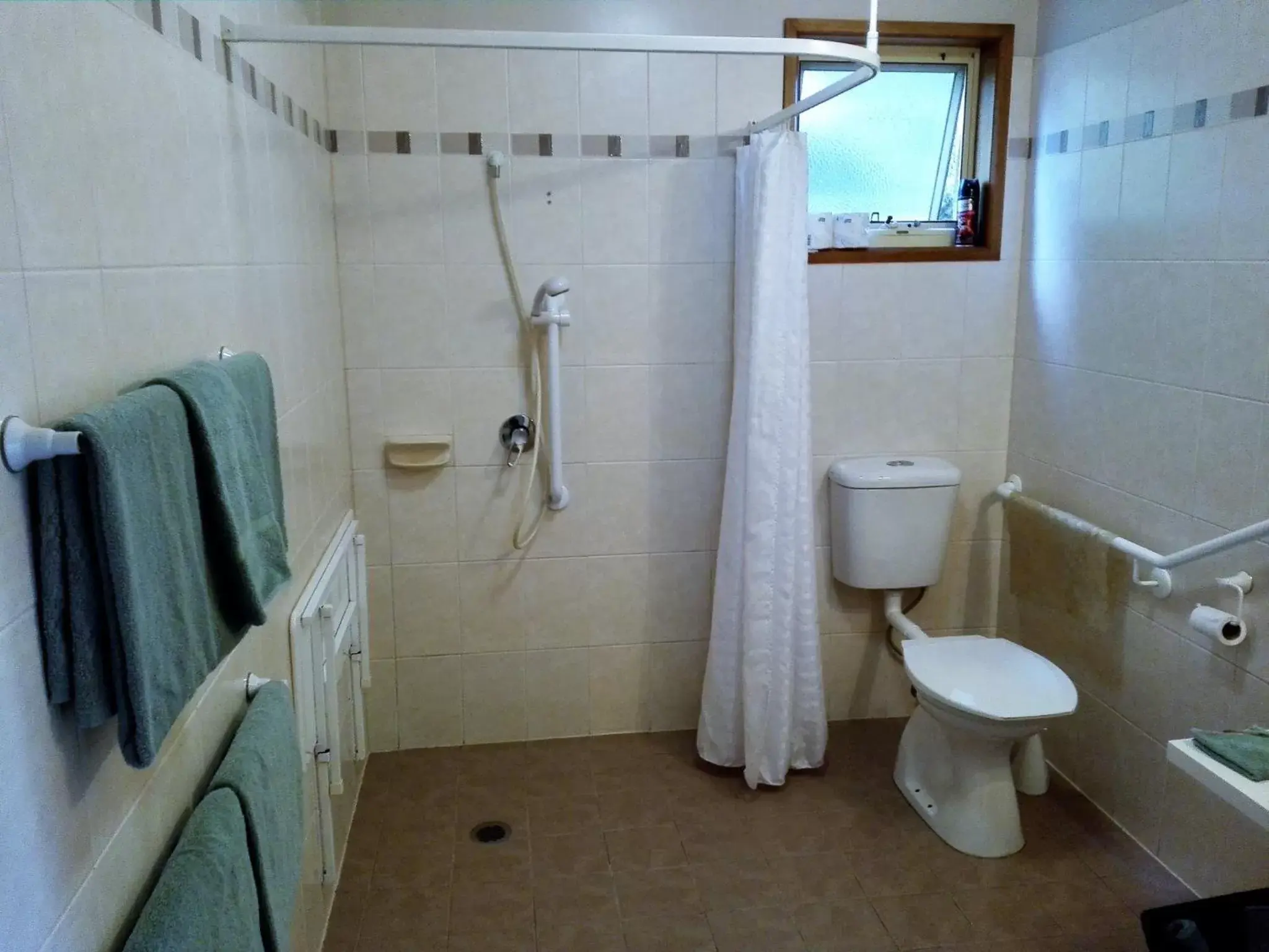 Shower, Bathroom in Ballarat Eureka Lodge Motel