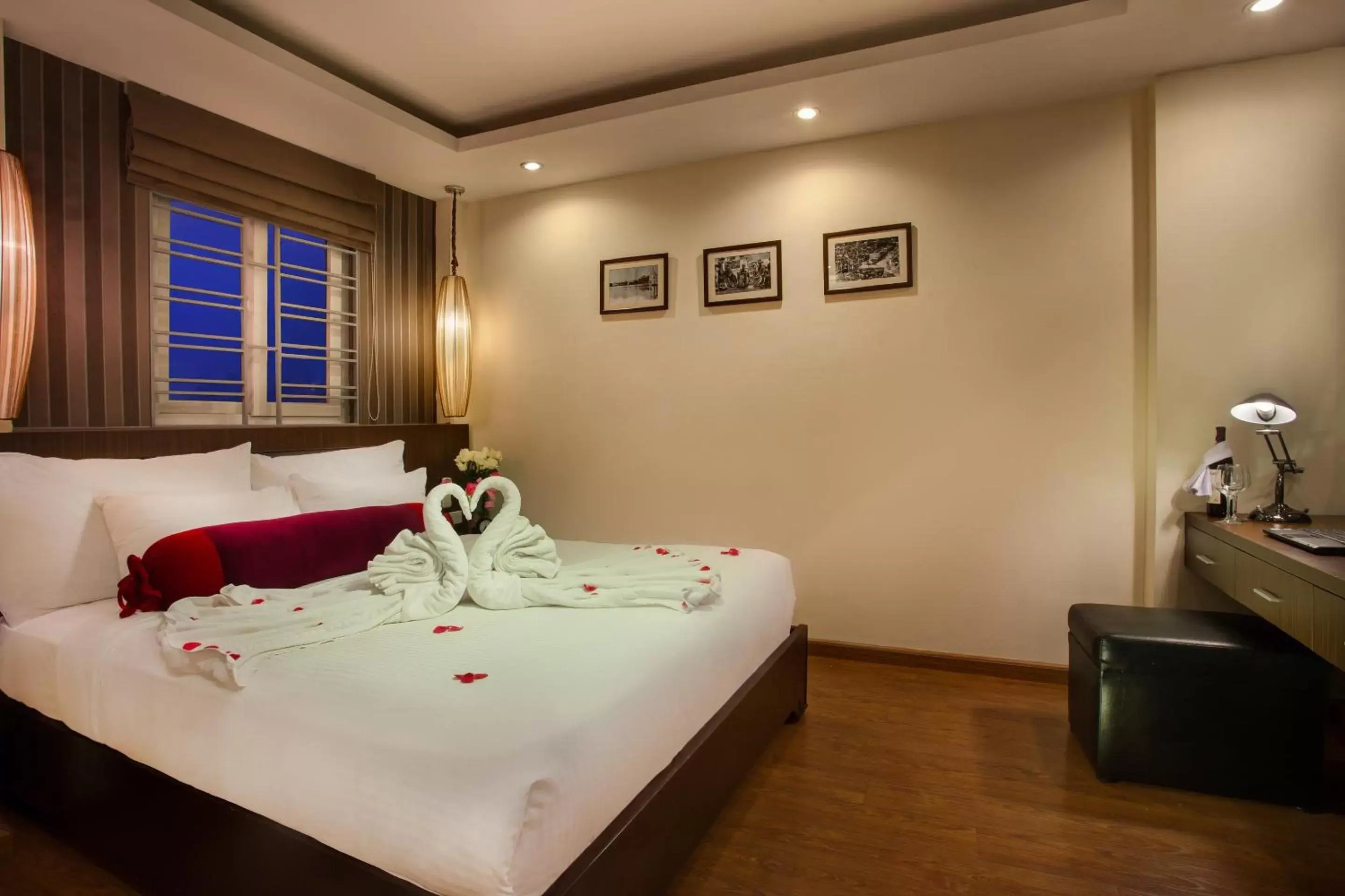 Bedroom, Bed in Golden Art Hotel Bedroom, Bed in Golden Art Hotel