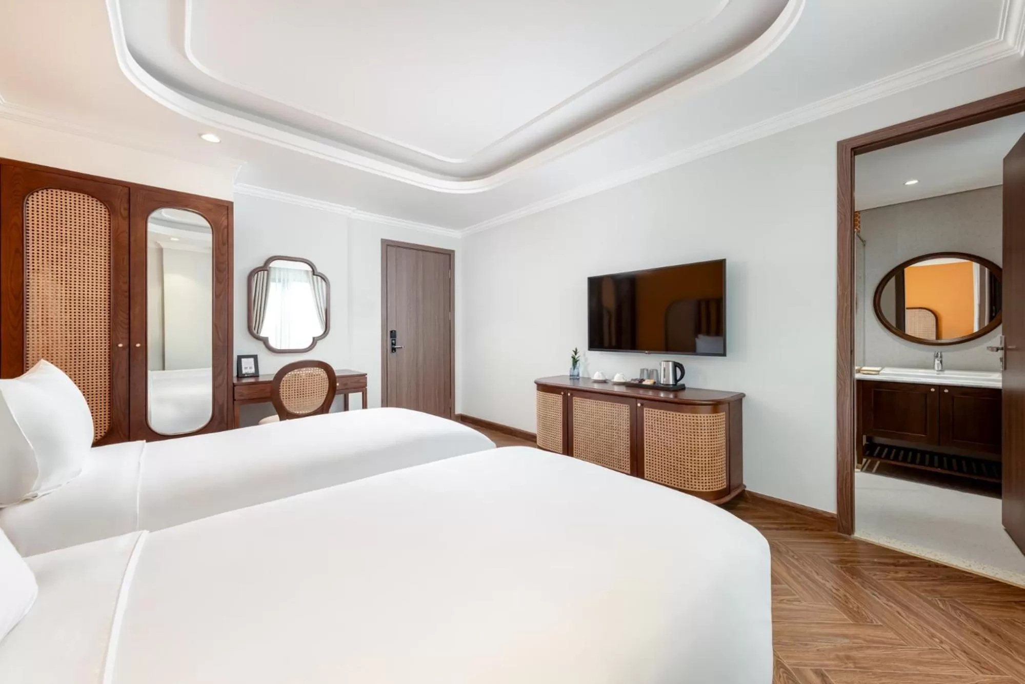 Executive Deluxe Twin in La Siesta Classic Hang Thung