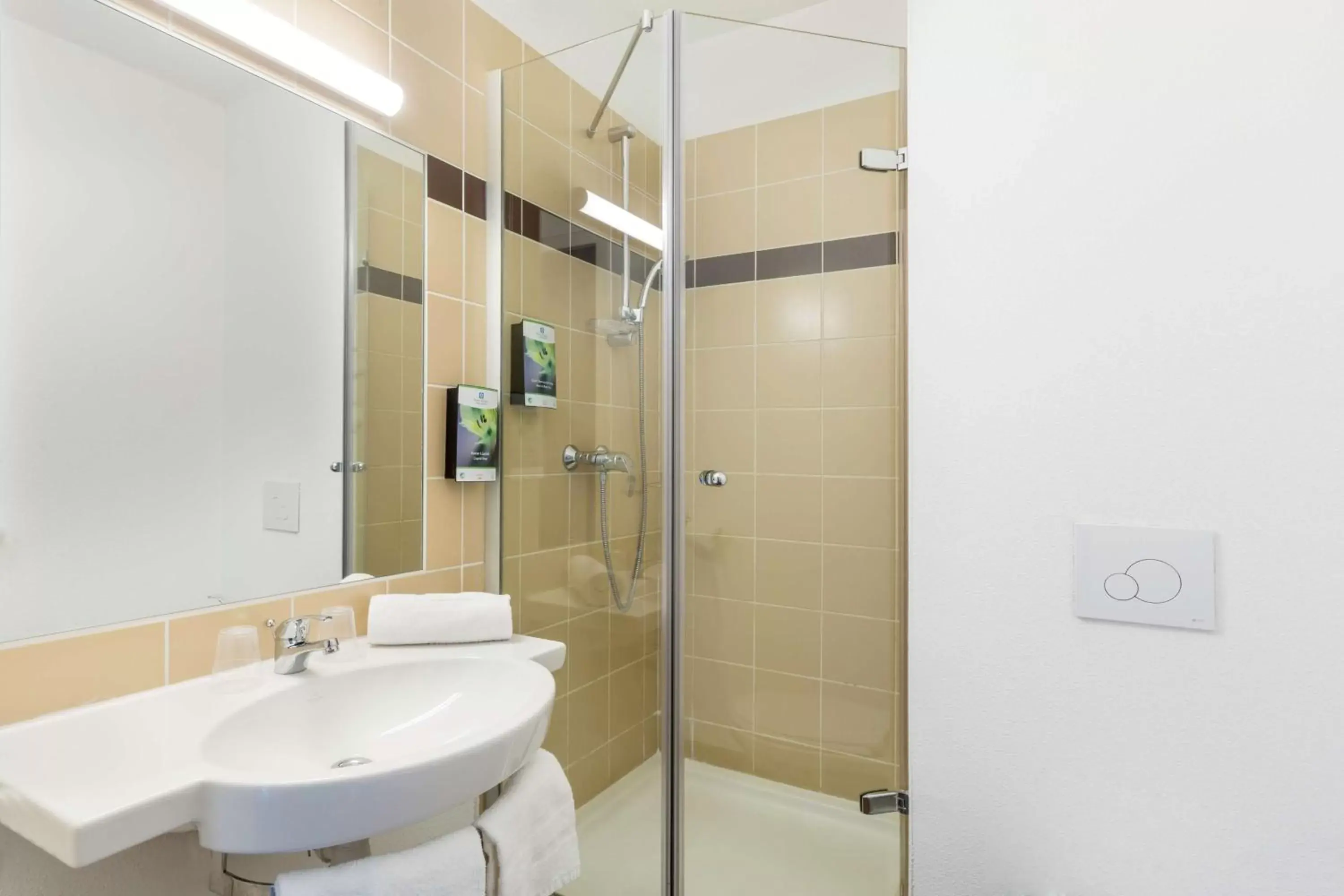 Shower, Bathroom in Sure Hotel by Best Western Saint-Amand-Les-Eaux