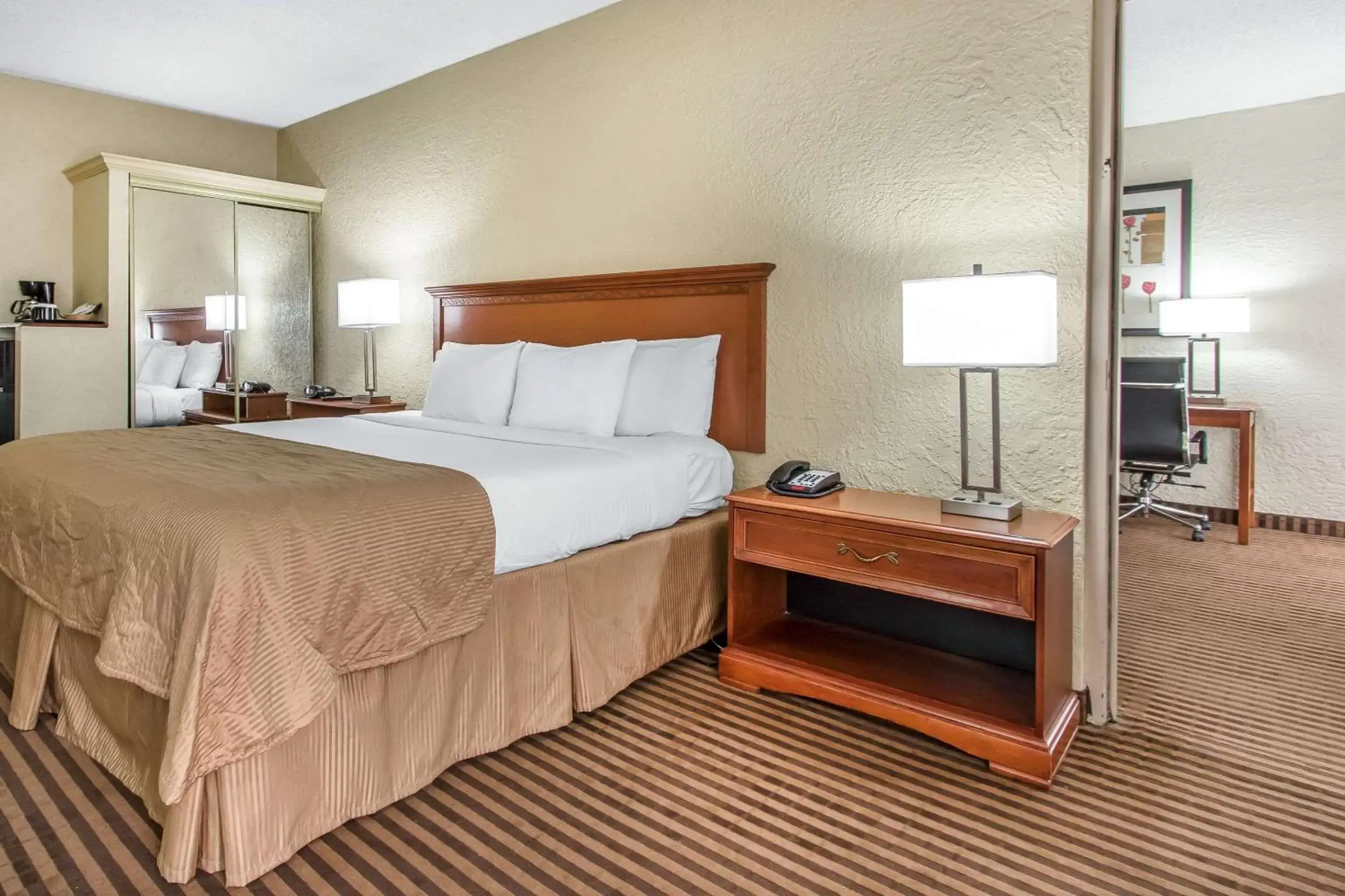 Photo of the whole room, Bed in Clarion Hotel Broken Arrow - Tulsa