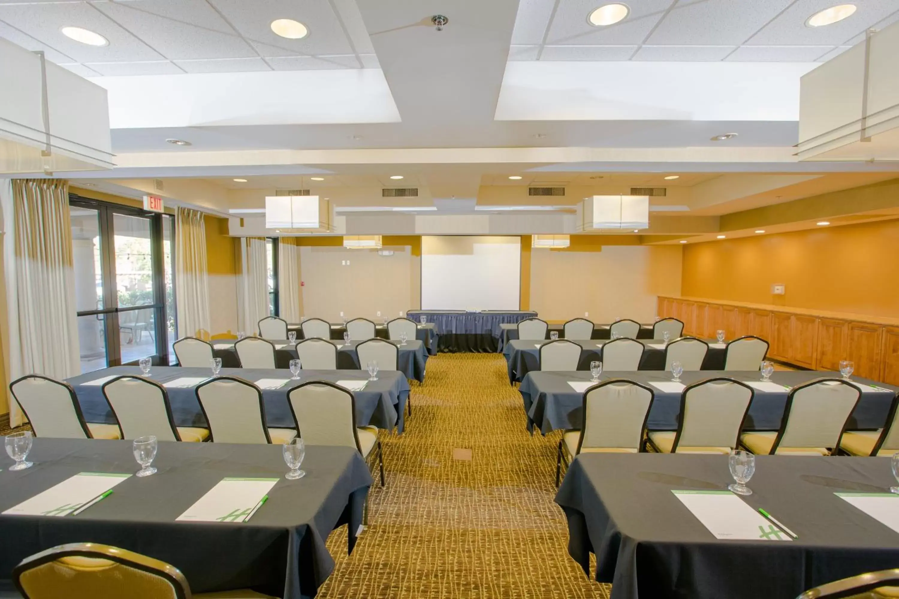 Meeting/conference room in Holiday Inn Phoenix/Chandler, an IHG Hotel