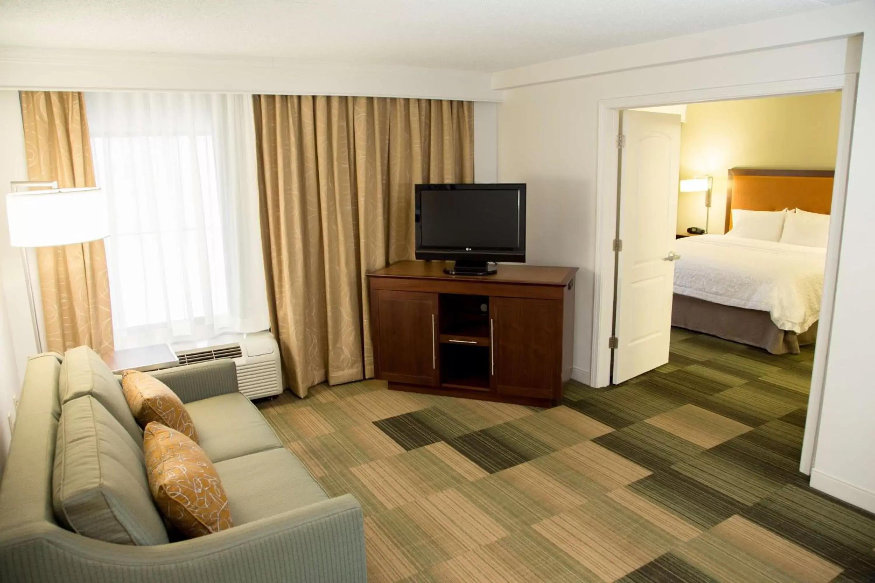 Bedroom, TV/Entertainment Center in Hampton Inn & Suites Albany-Downtown