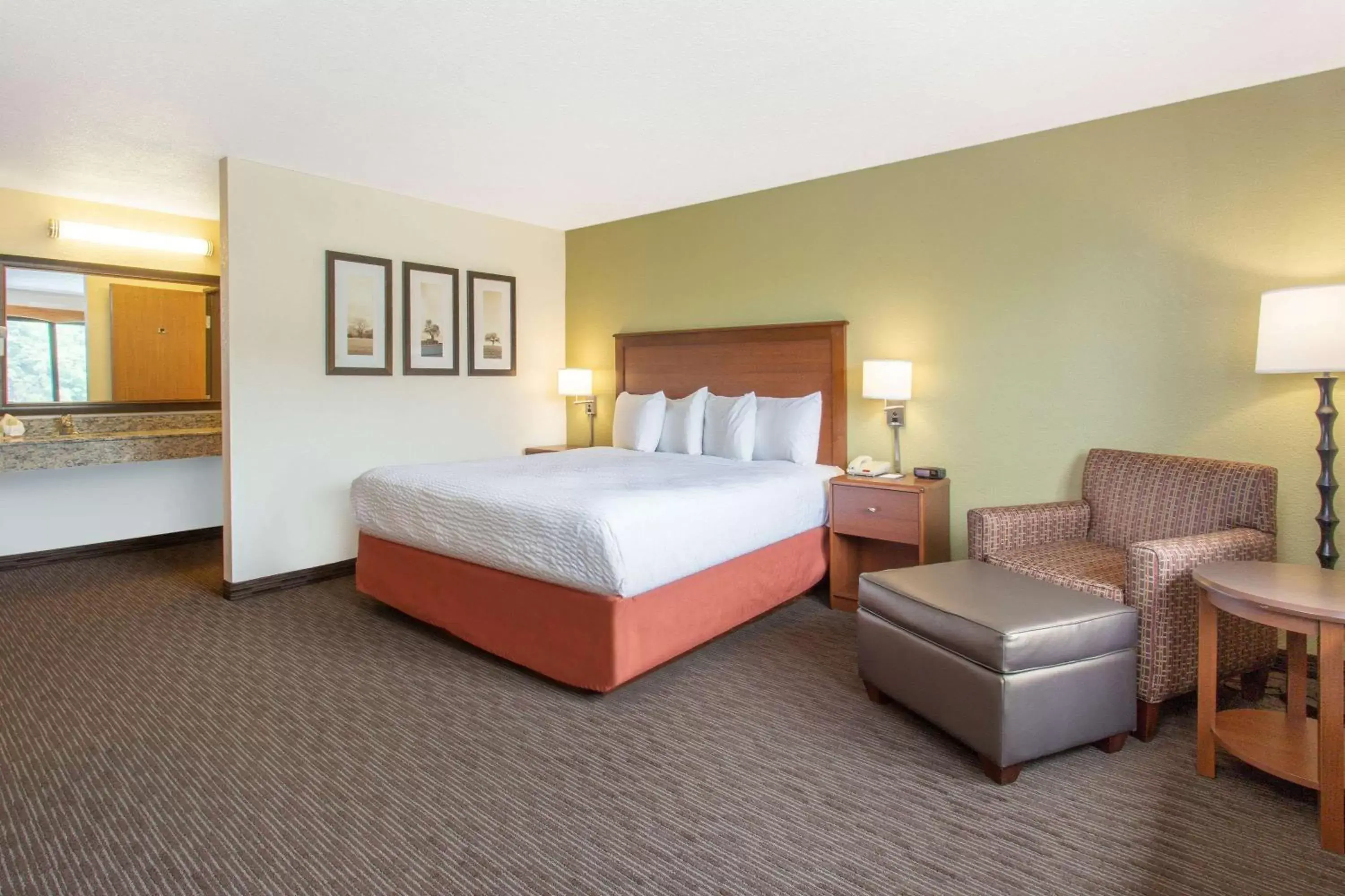 Photo of the whole room, Bed in AmericInn by Wyndham Calumet