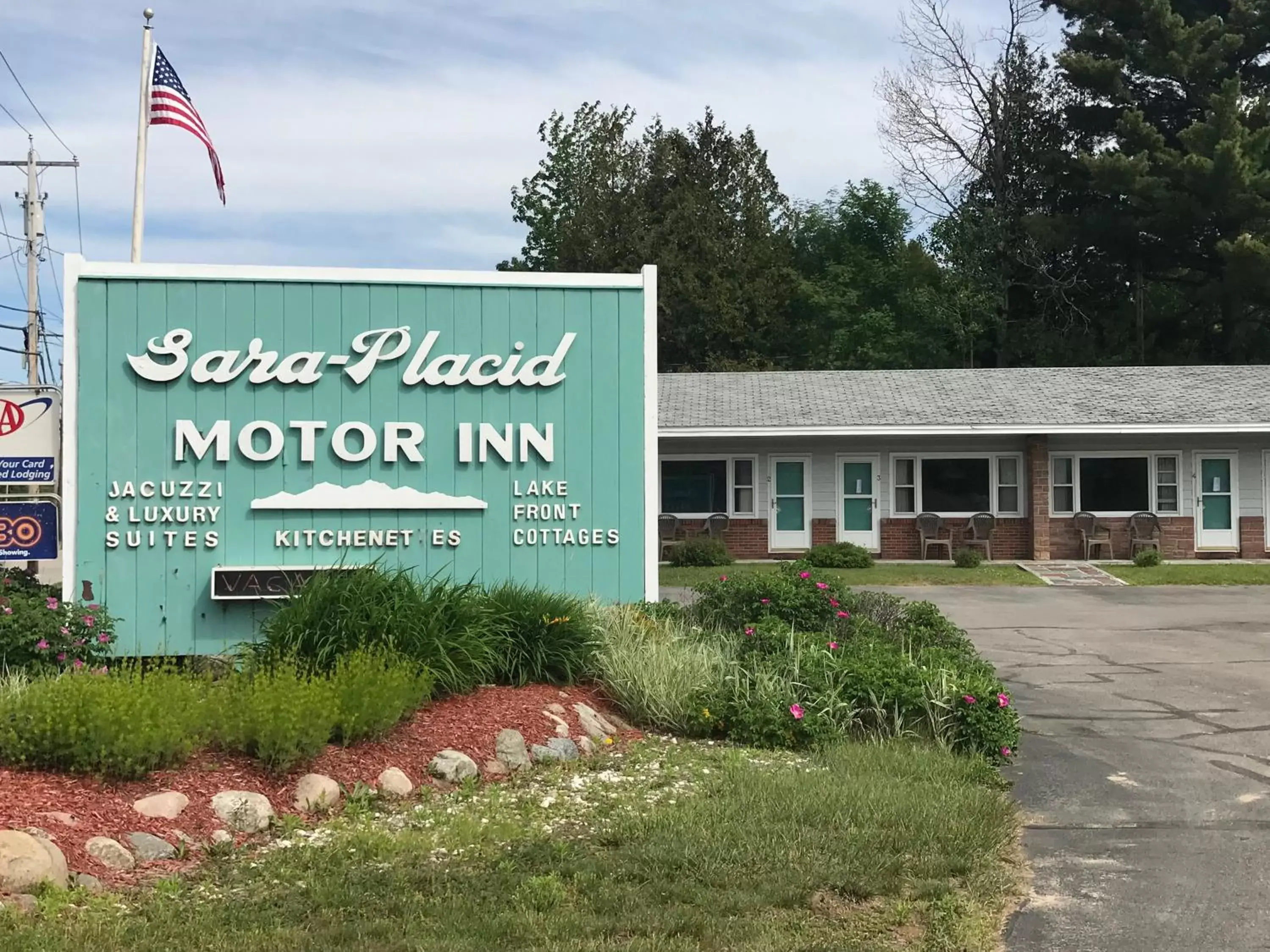 Property Building in Sara Placid Inn & Suites