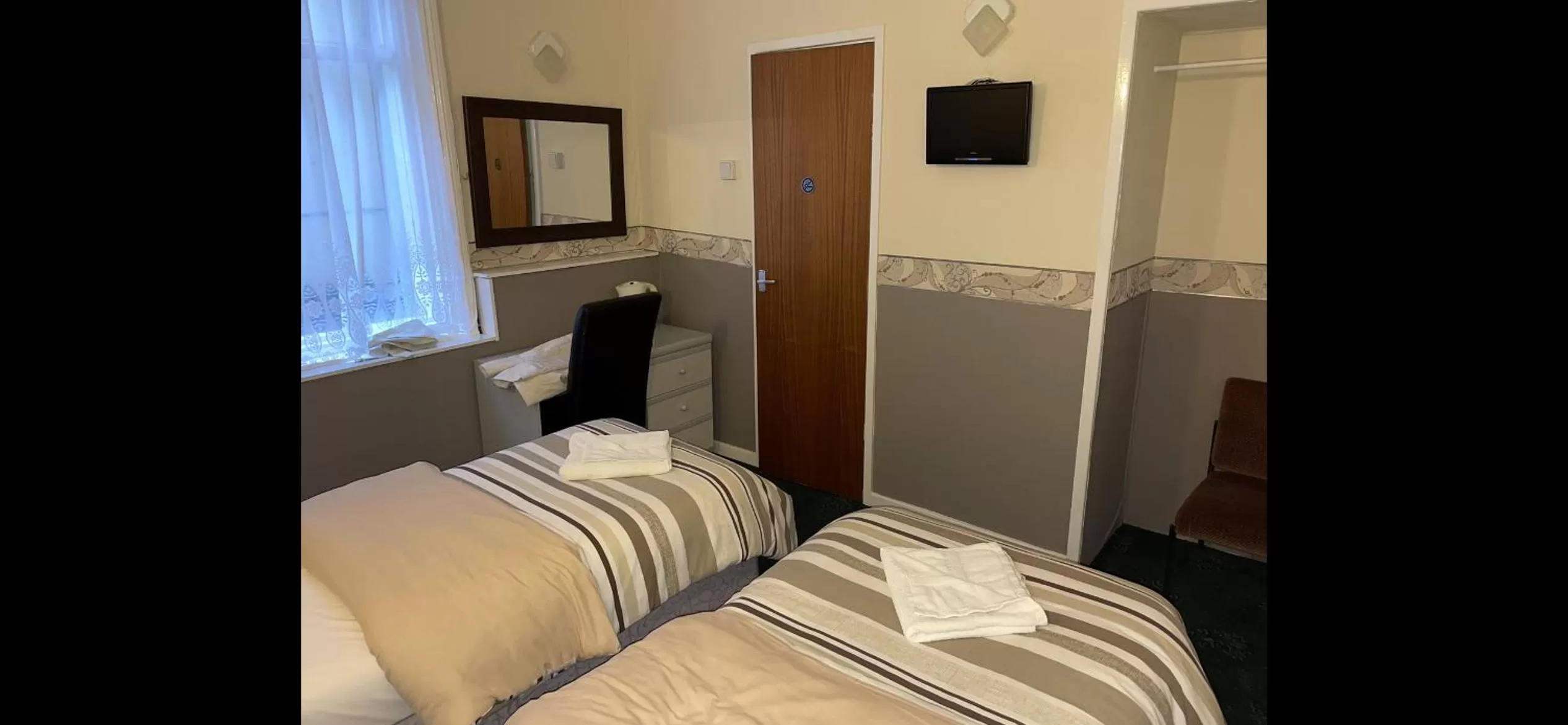 Twin Room with Private Bathroom in Funky Towers