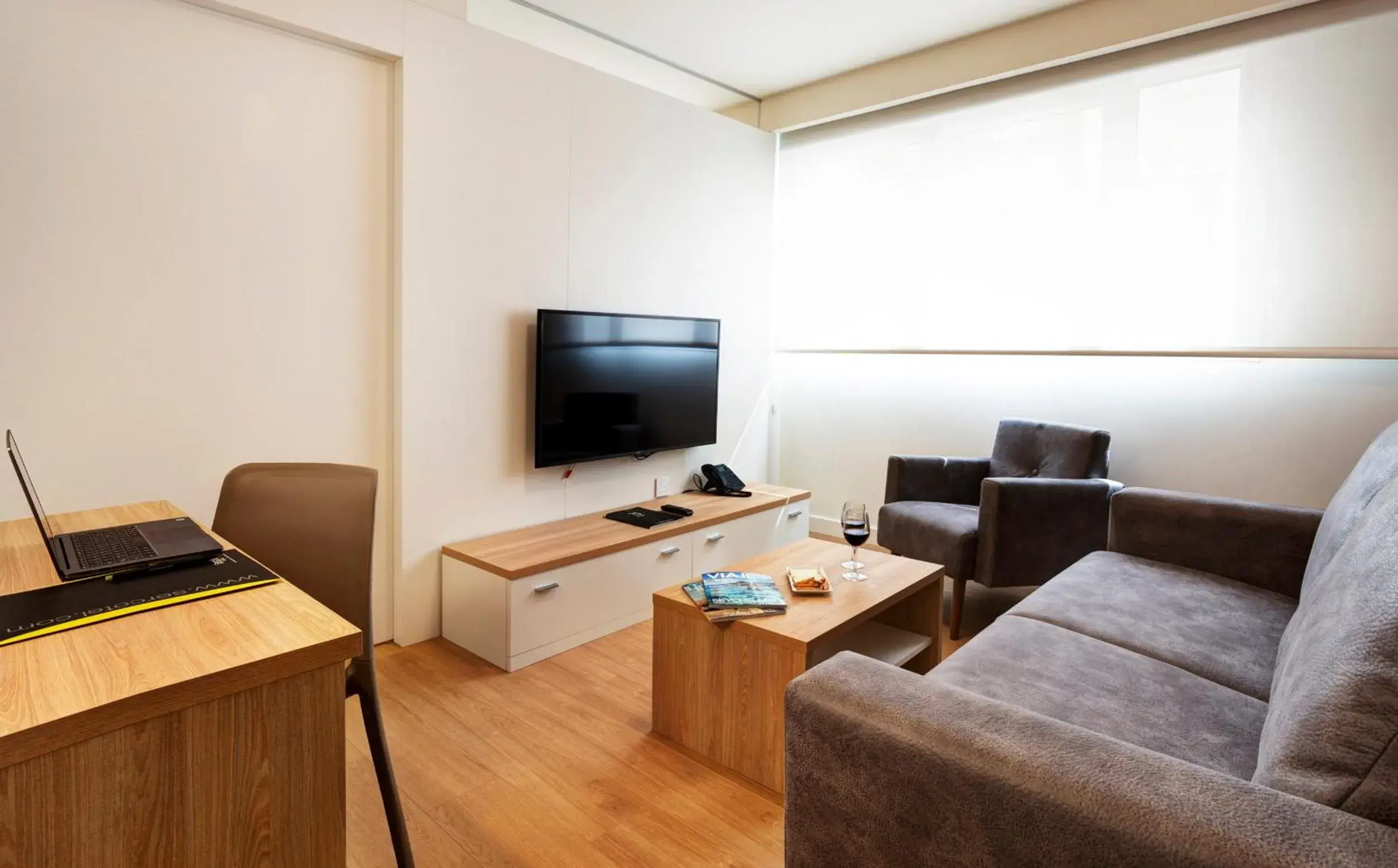 Communal lounge/ TV room, TV/Entertainment Center in Sercotel Logrono Suites