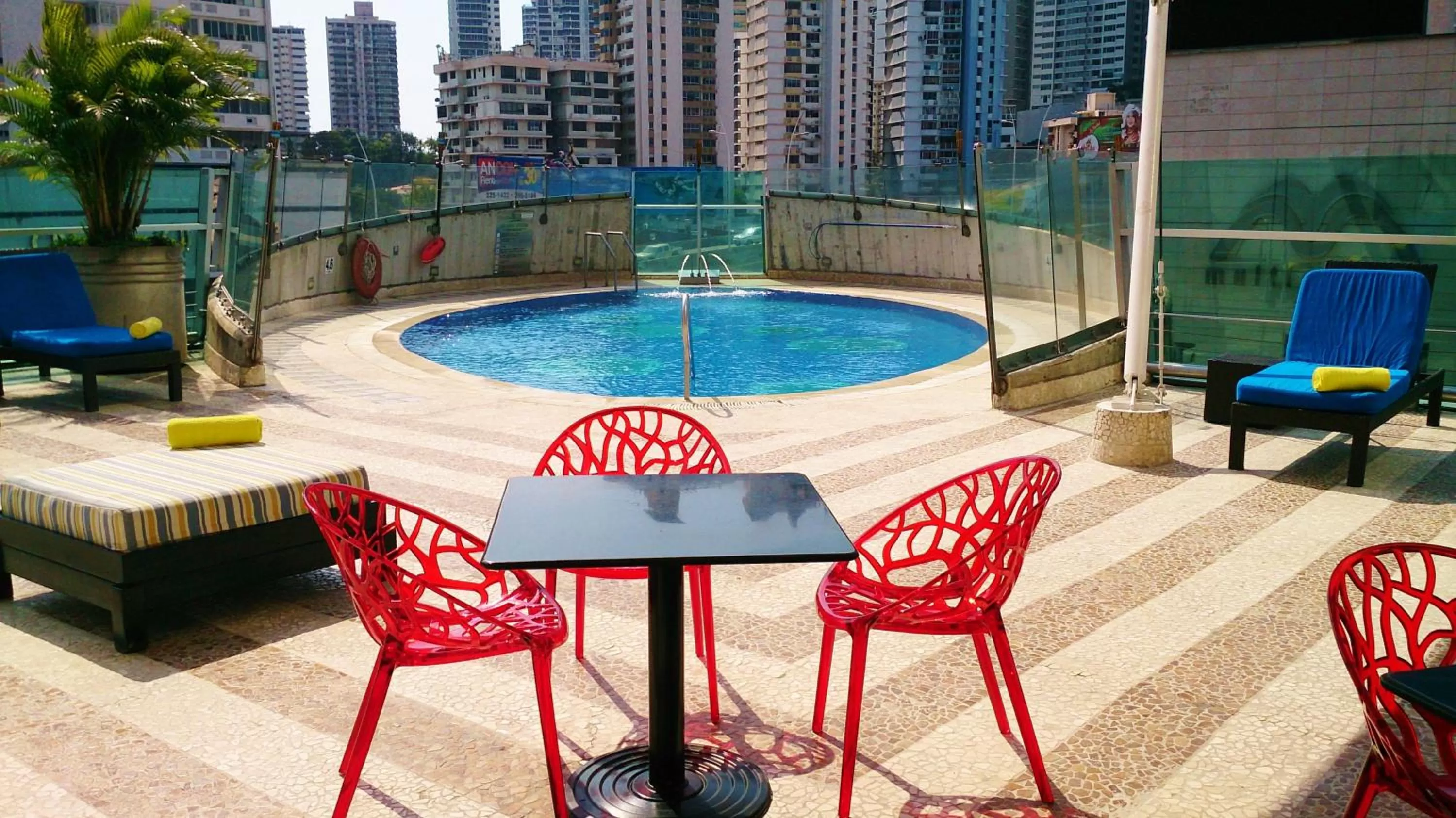 Swimming pool in Decapolis Hotel Panama City