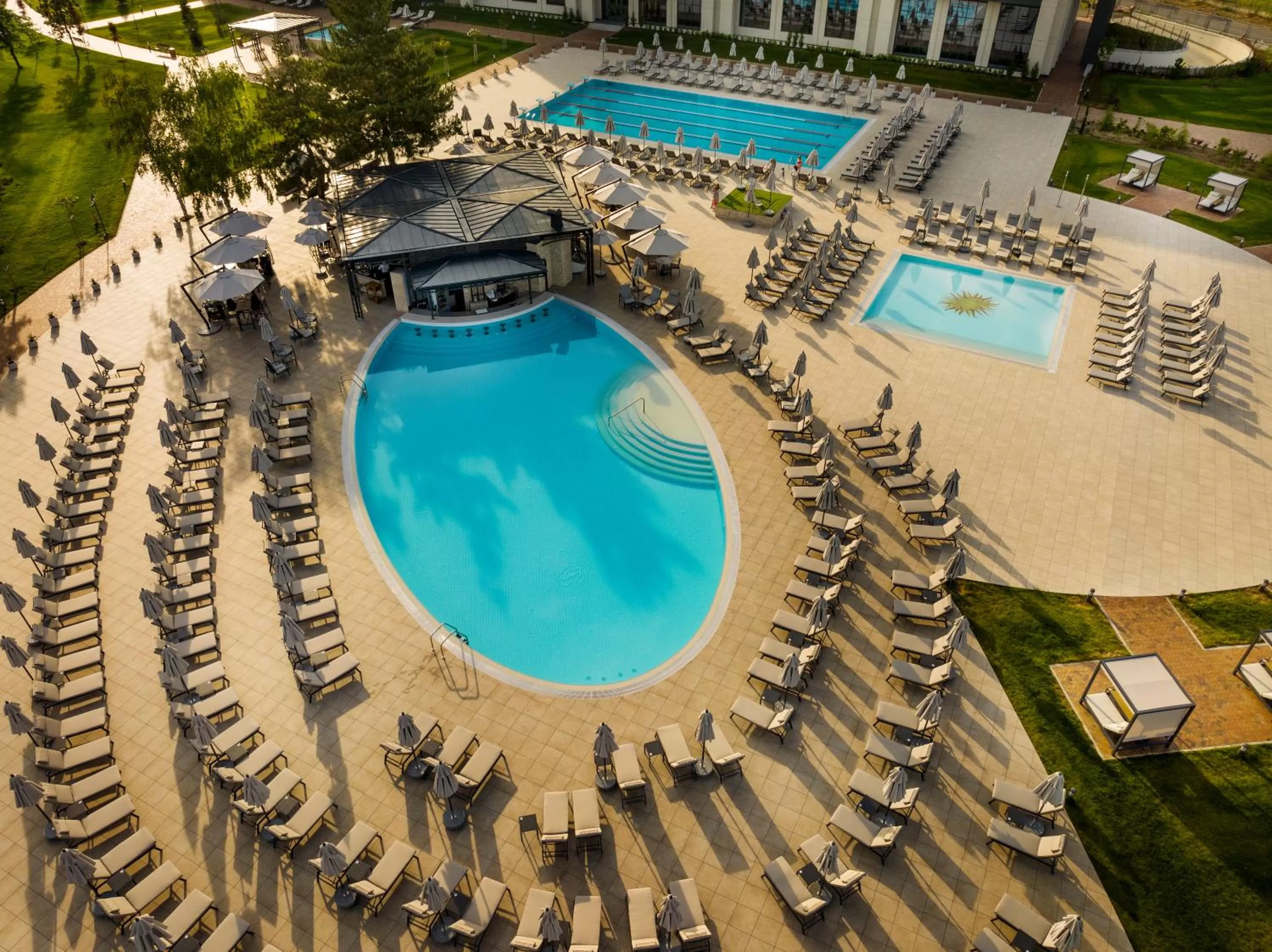 Swimming pool in Kings' Valley Medical & Spa Hotel