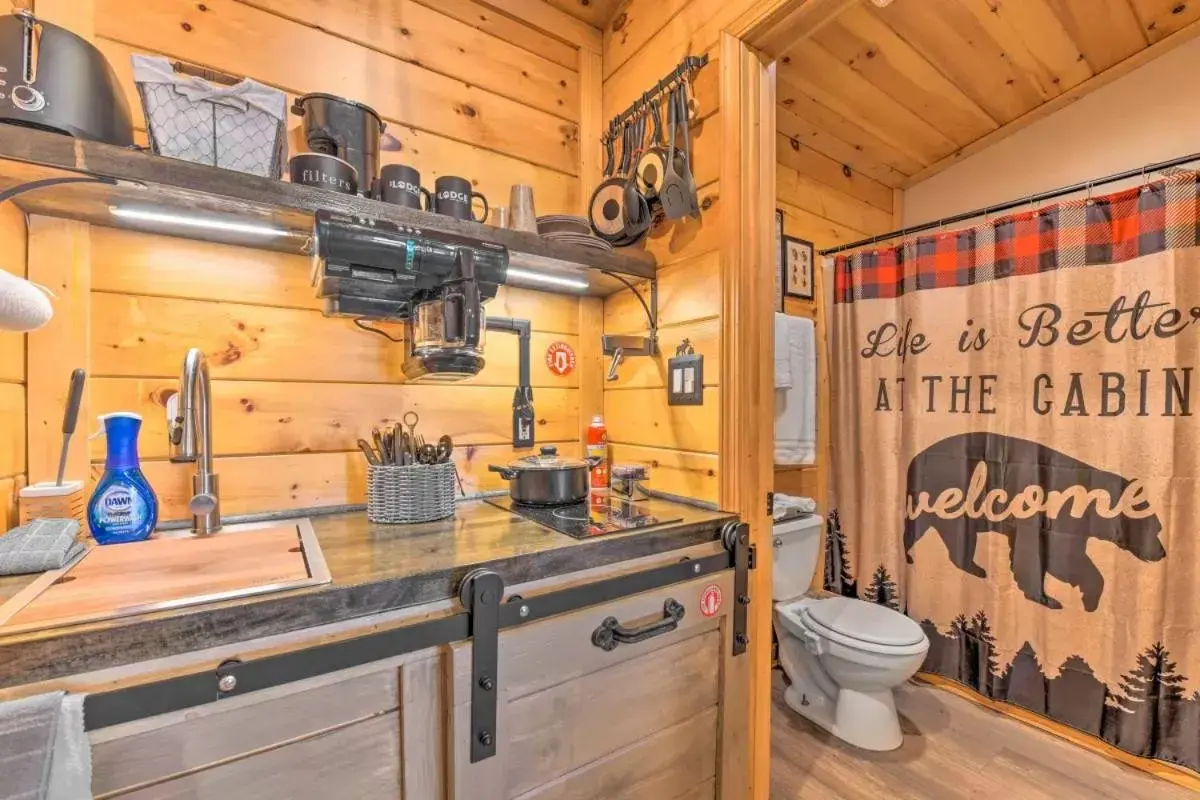 Bathroom in The Lodge Nantahala River