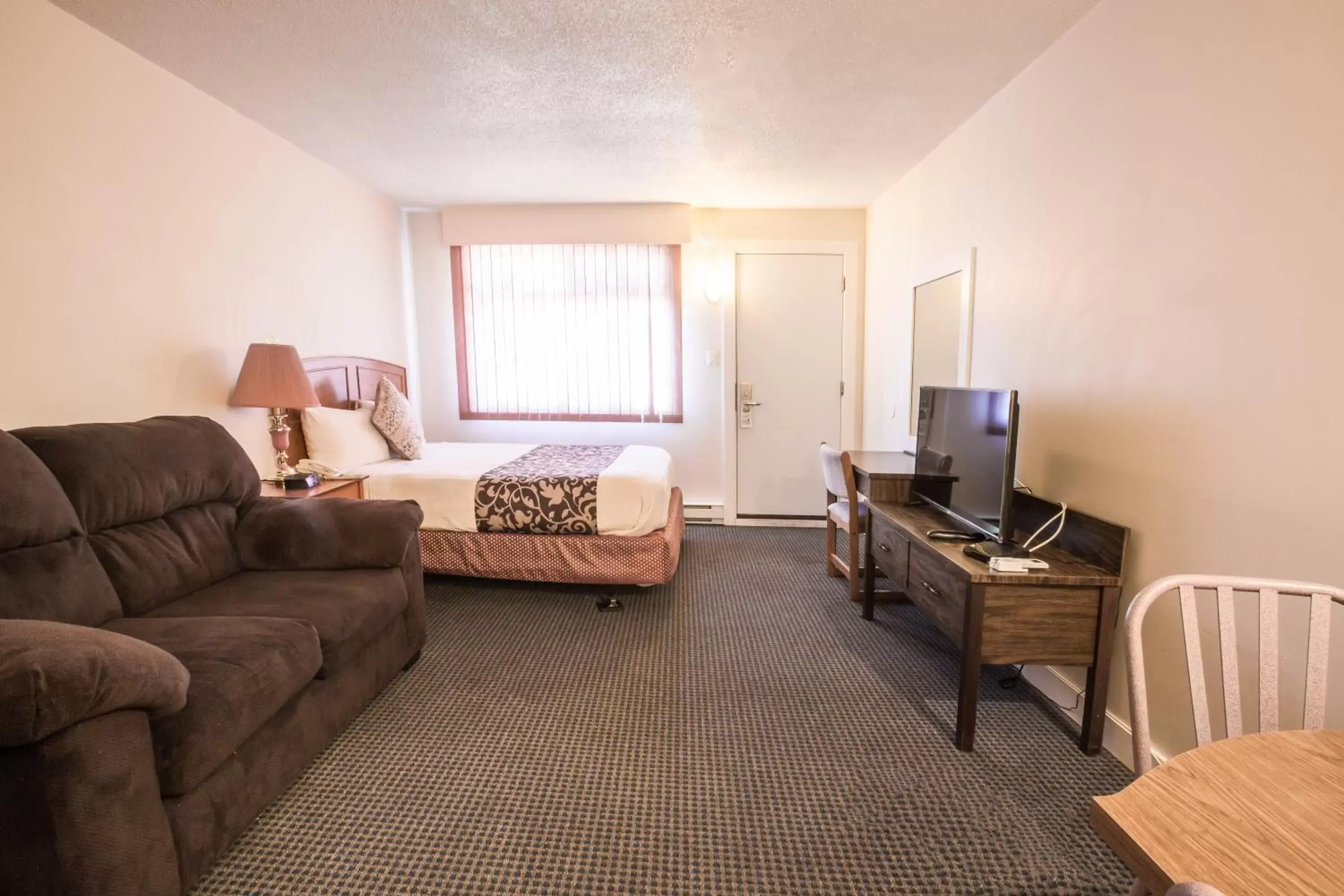 Kitchen or kitchenette, Seating Area in Grandview Motel