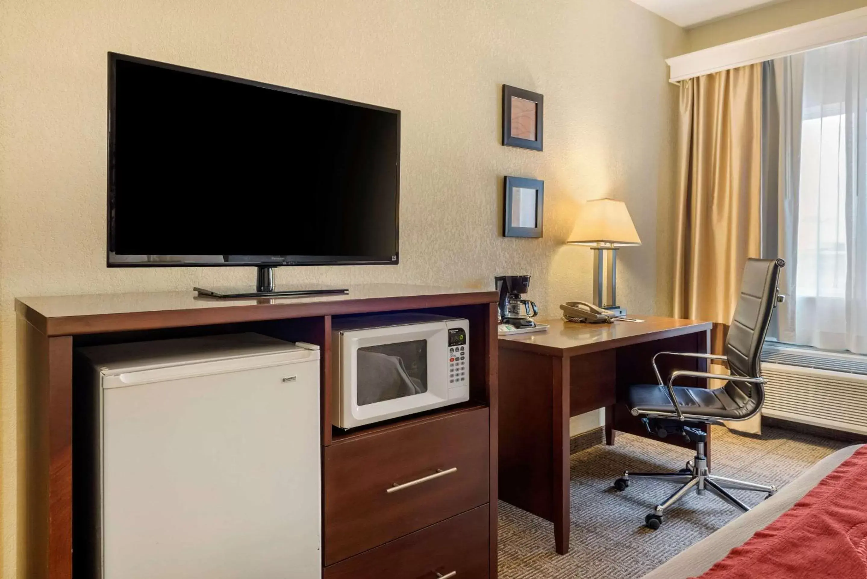 Photo of the whole room, TV/Entertainment Center in Comfort Inn Warren I-69