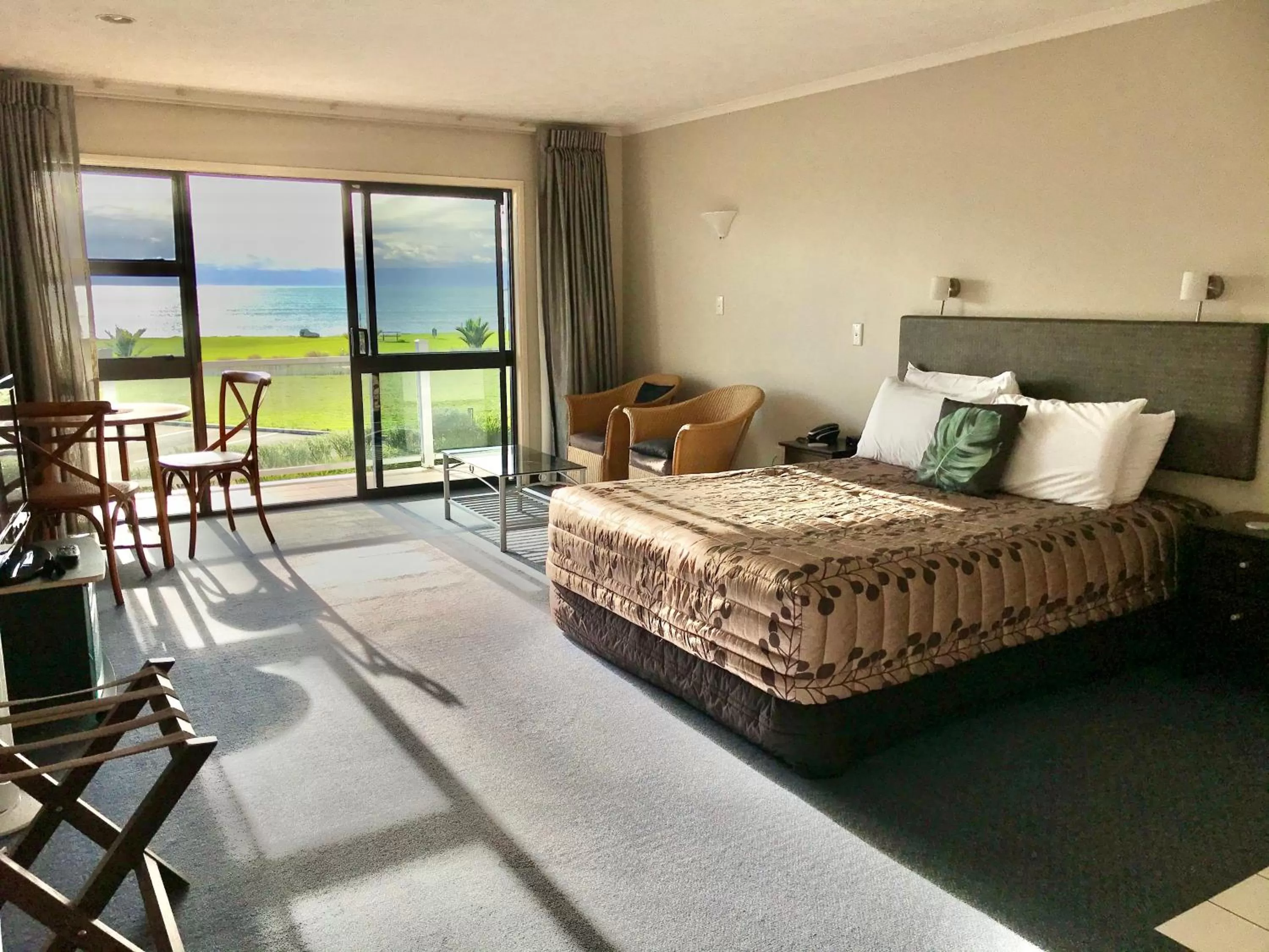 Bed in Harbour View Motel on Ahuriri Beach in Napier NZ with sea view suites