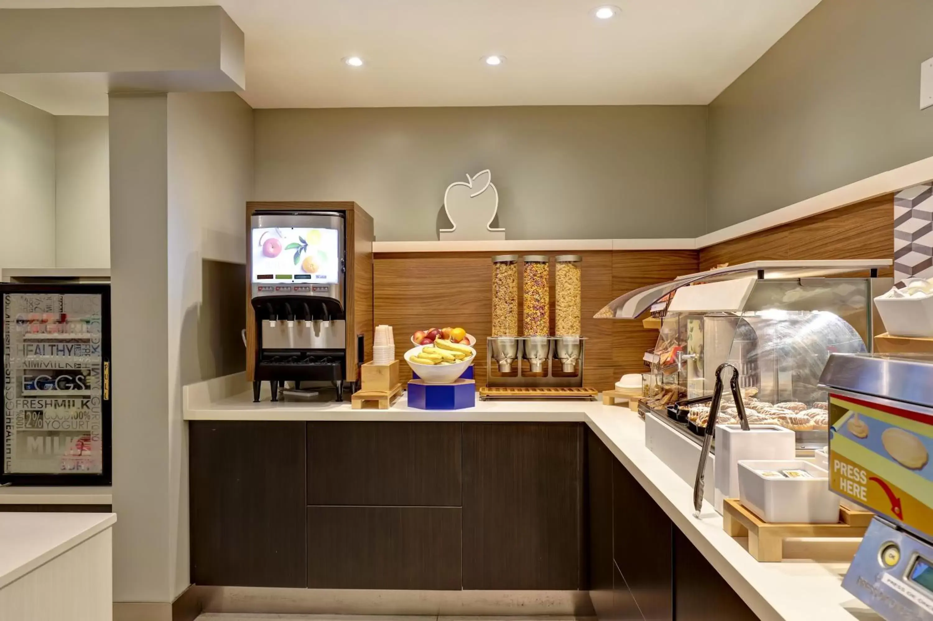 Breakfast, Kitchen/Kitchenette in Holiday Inn Express Whitby Oshawa, an IHG Hotel