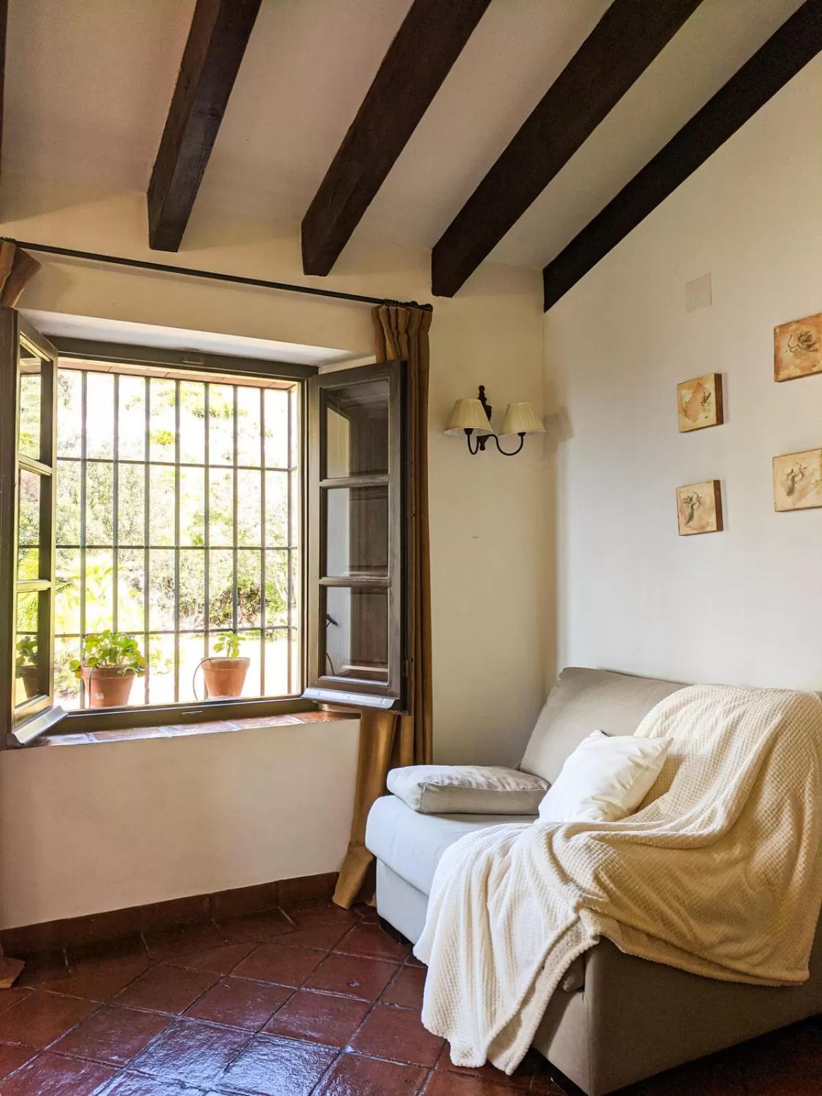 Living room, Bed in Hotel Fuente del Sol