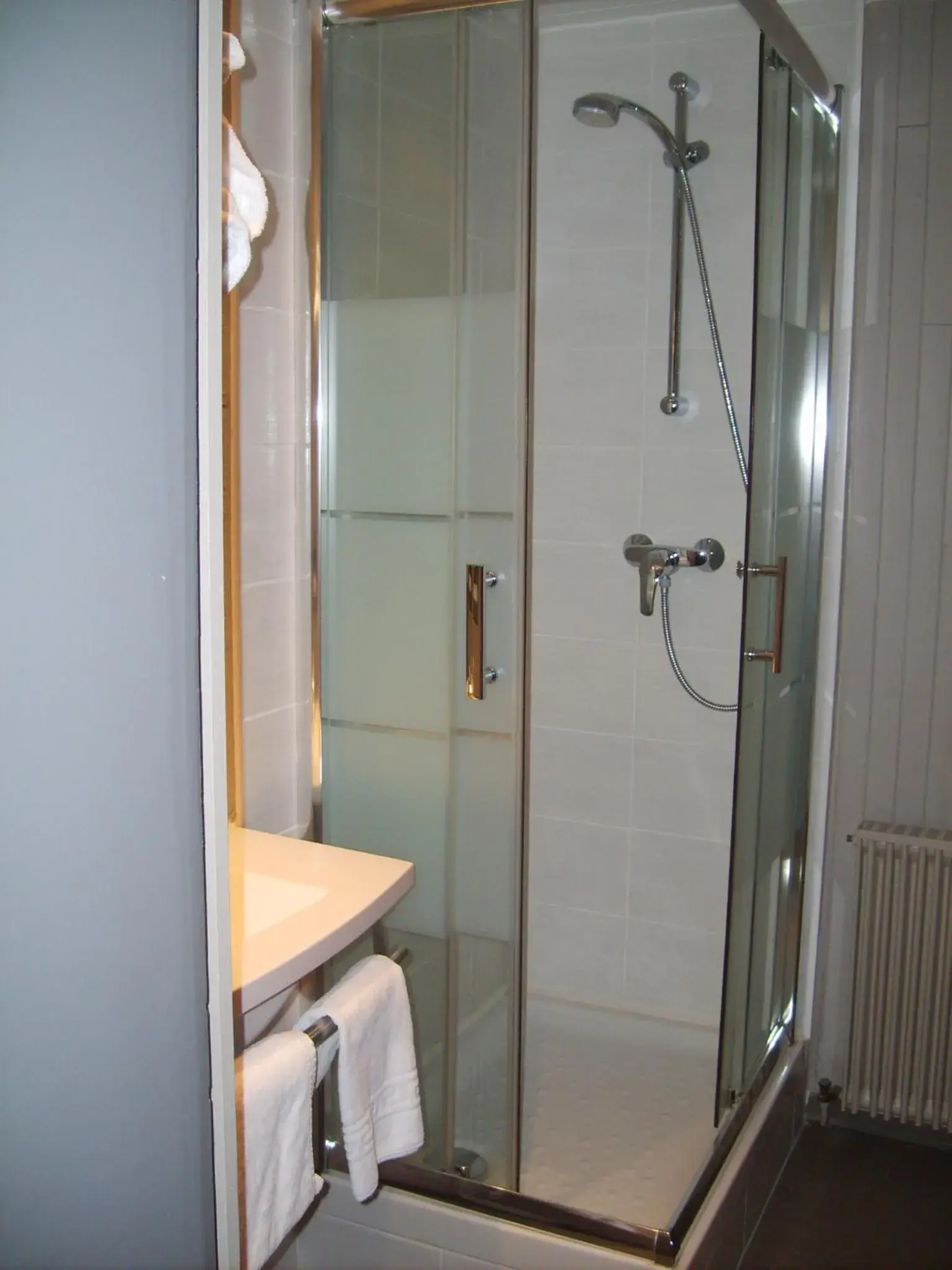 Shower, Bathroom in The Originals Access, Hôtel Arum, Remiremont (Inter-Hotel)