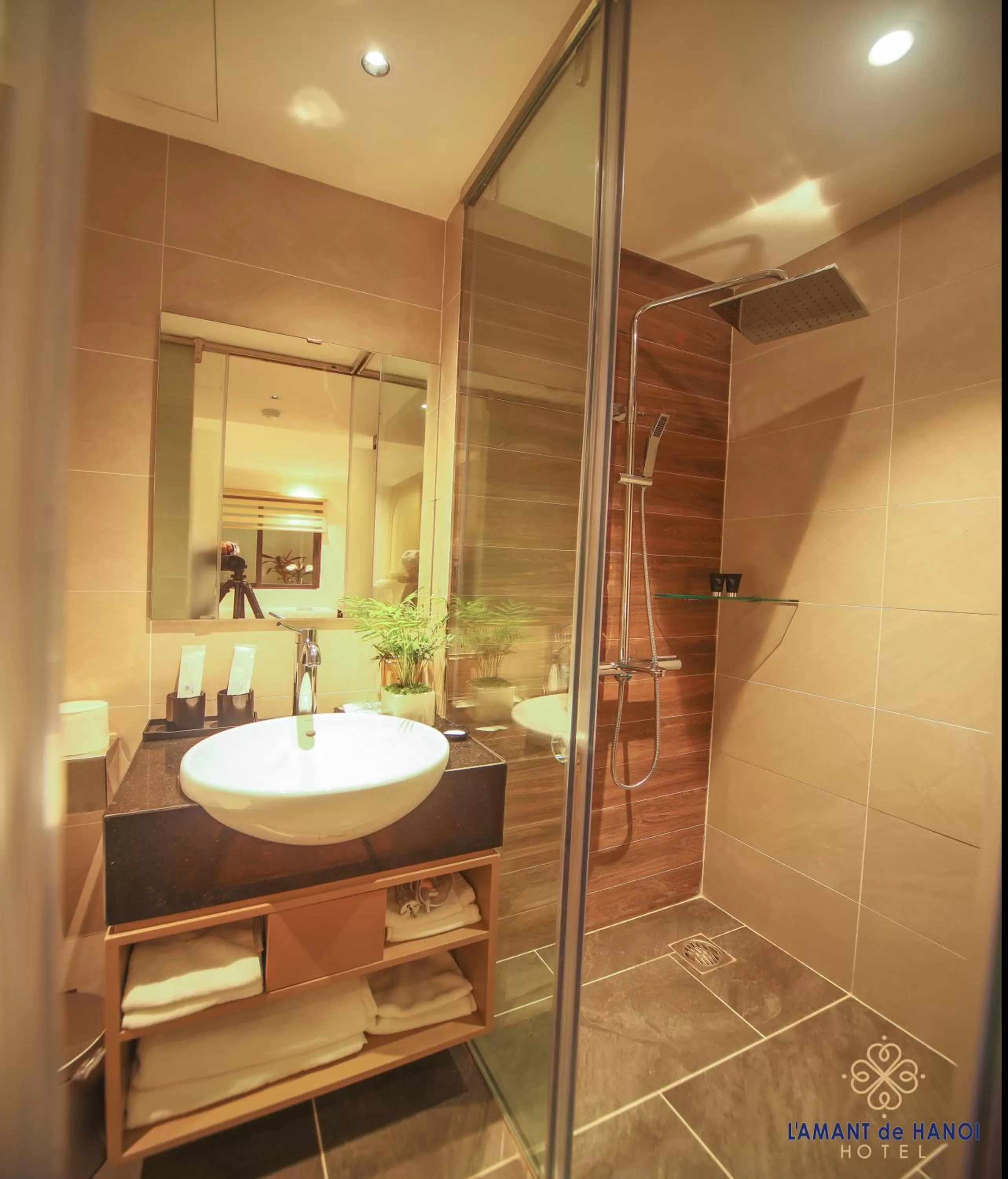 Bathroom in L'amant de Hanoi Hotel - khách sạn Lamant de Hà Nội